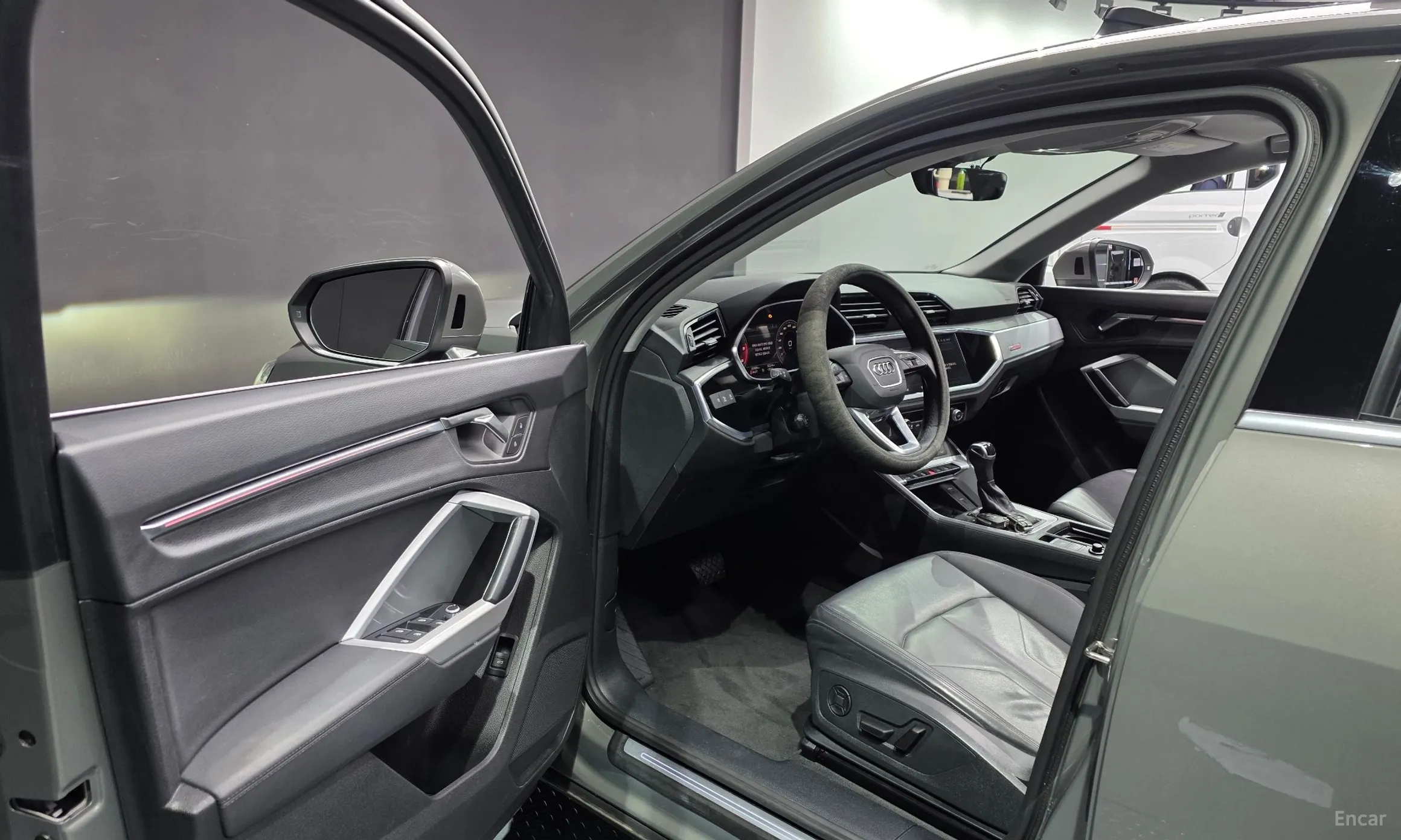 Audi Q3 (F3) превью 10
