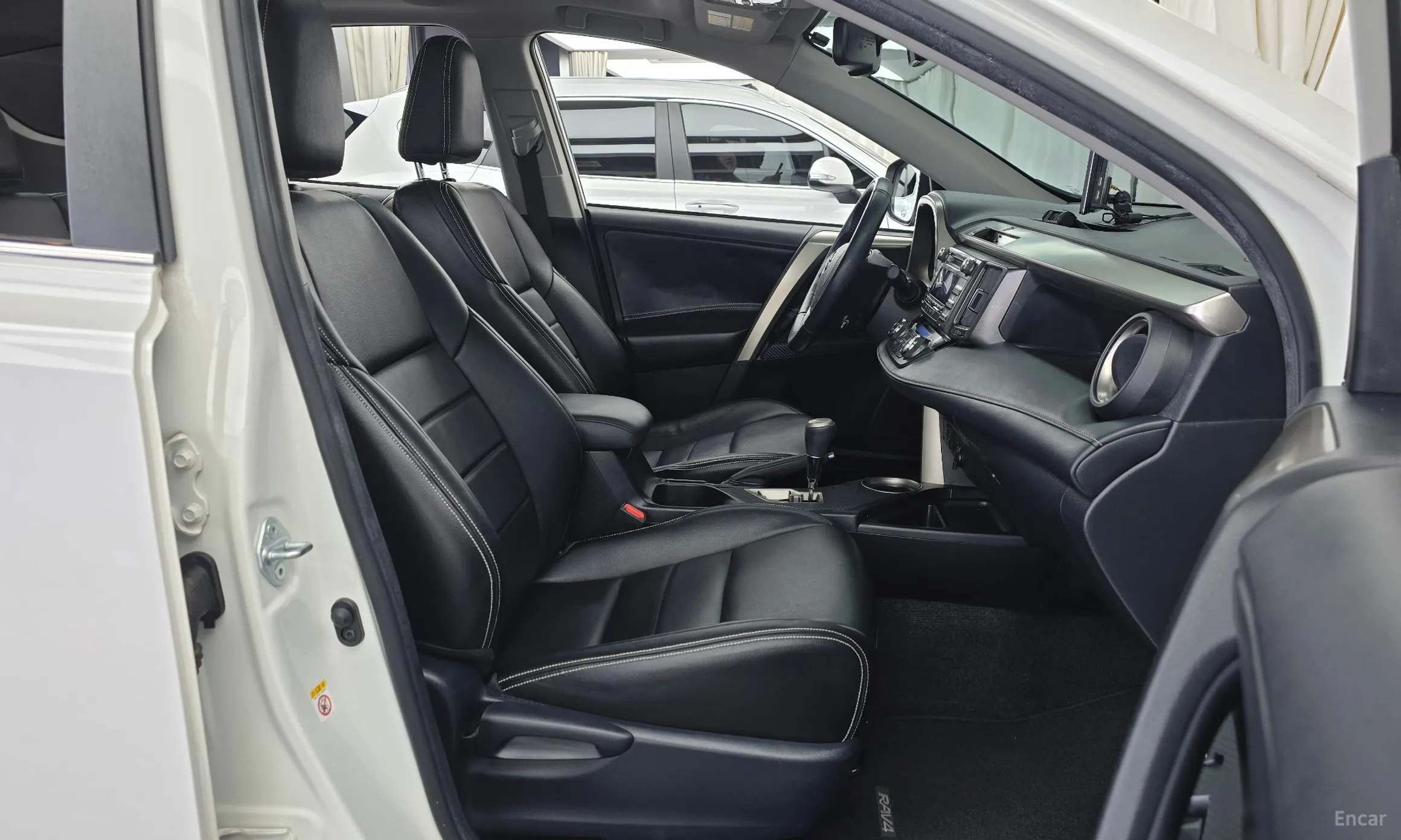 Toyota RAV4 превью 11