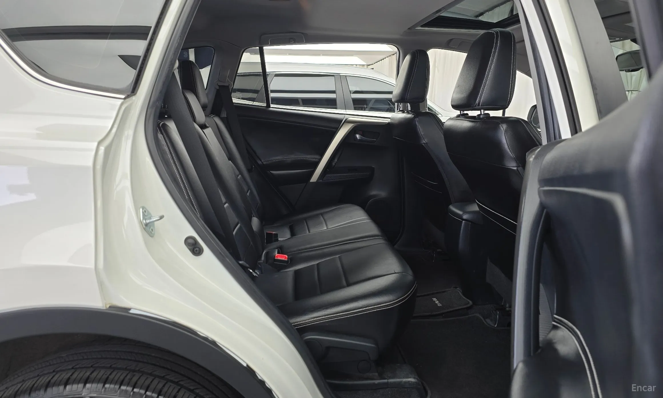 Toyota RAV4 превью 12