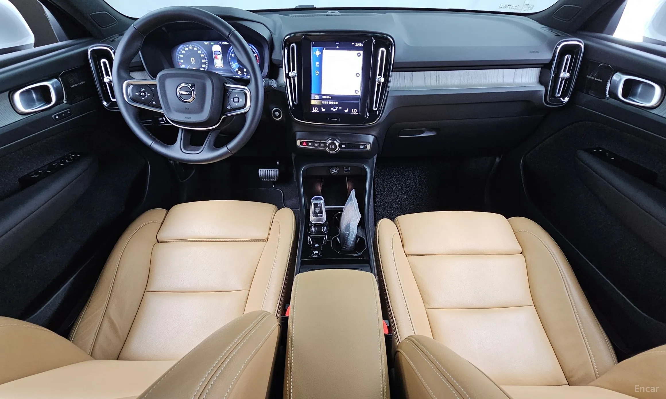 Volvo XC40 превью 7