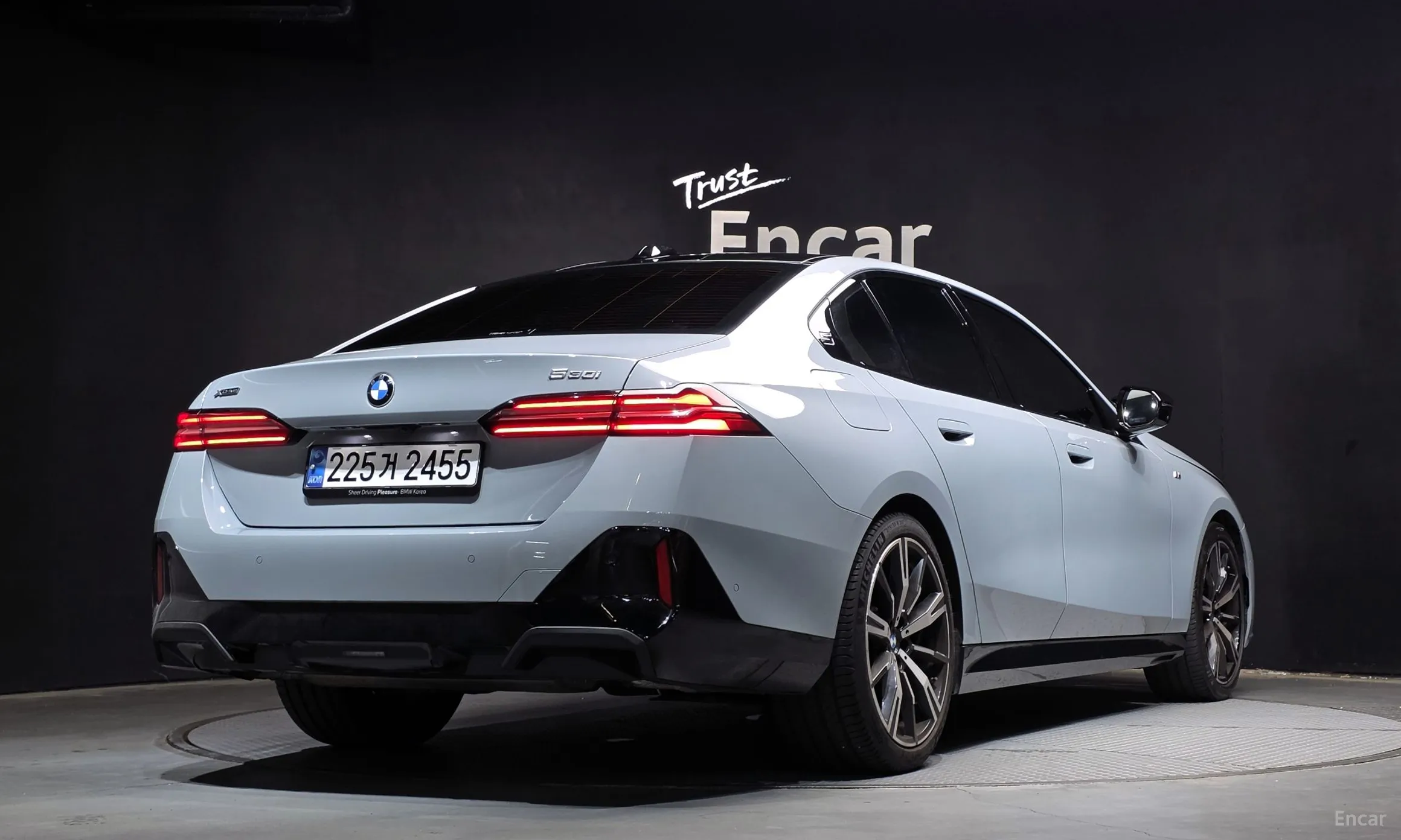 BMW 5 Series (G60) превью 2