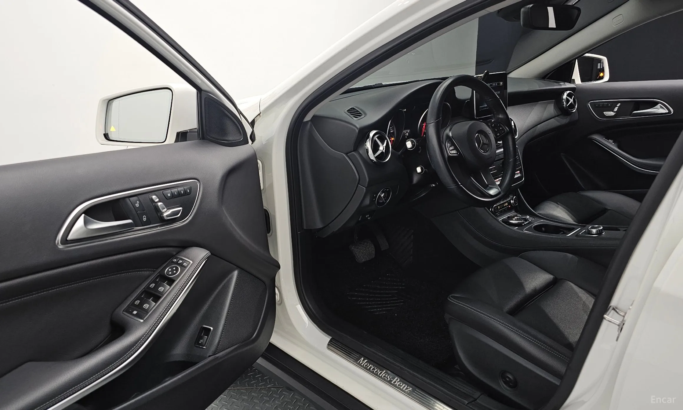 Mercedes Benz GLA-Class X156 превью 11