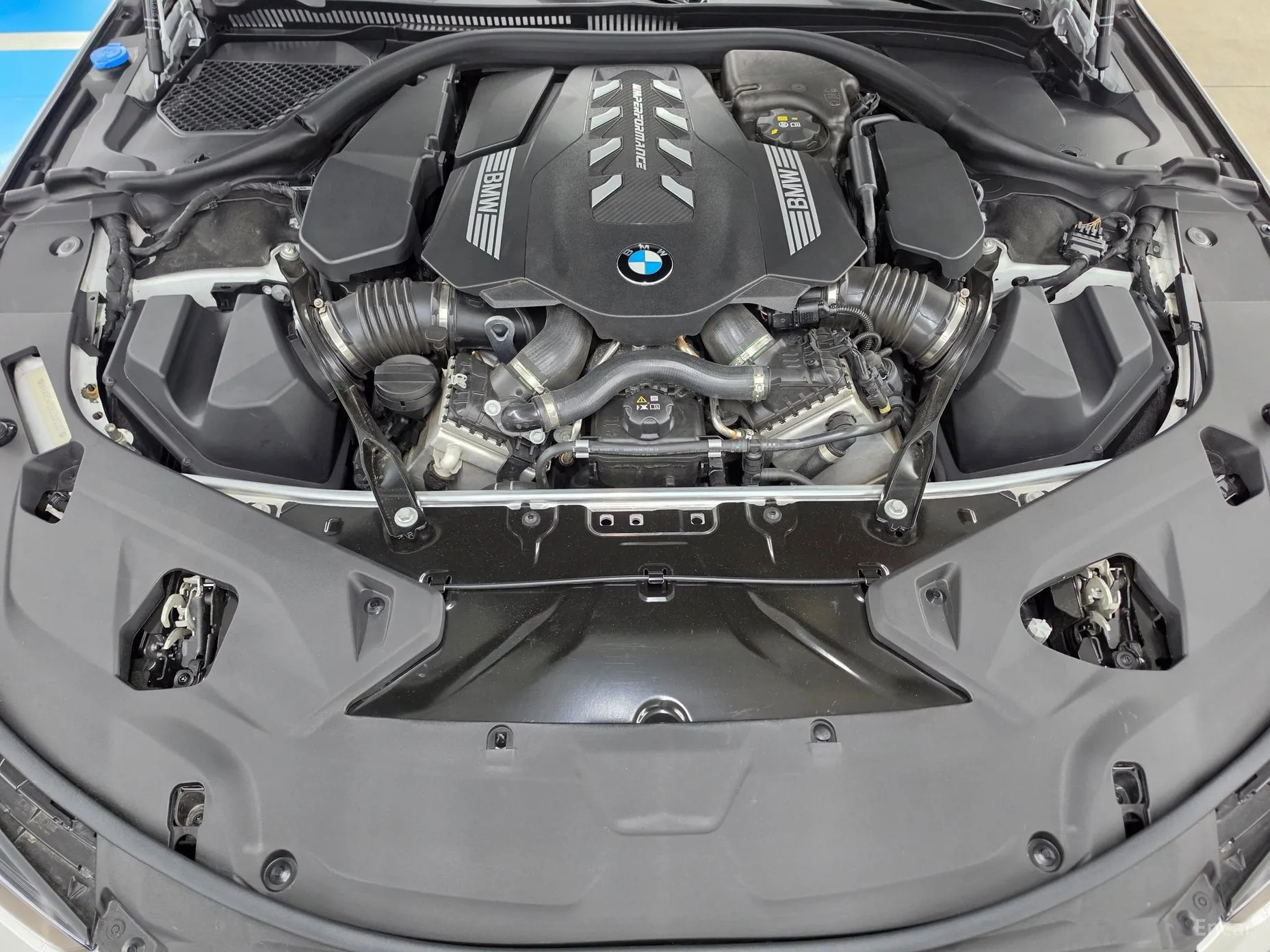 BMW 8-series (G15) превью 6