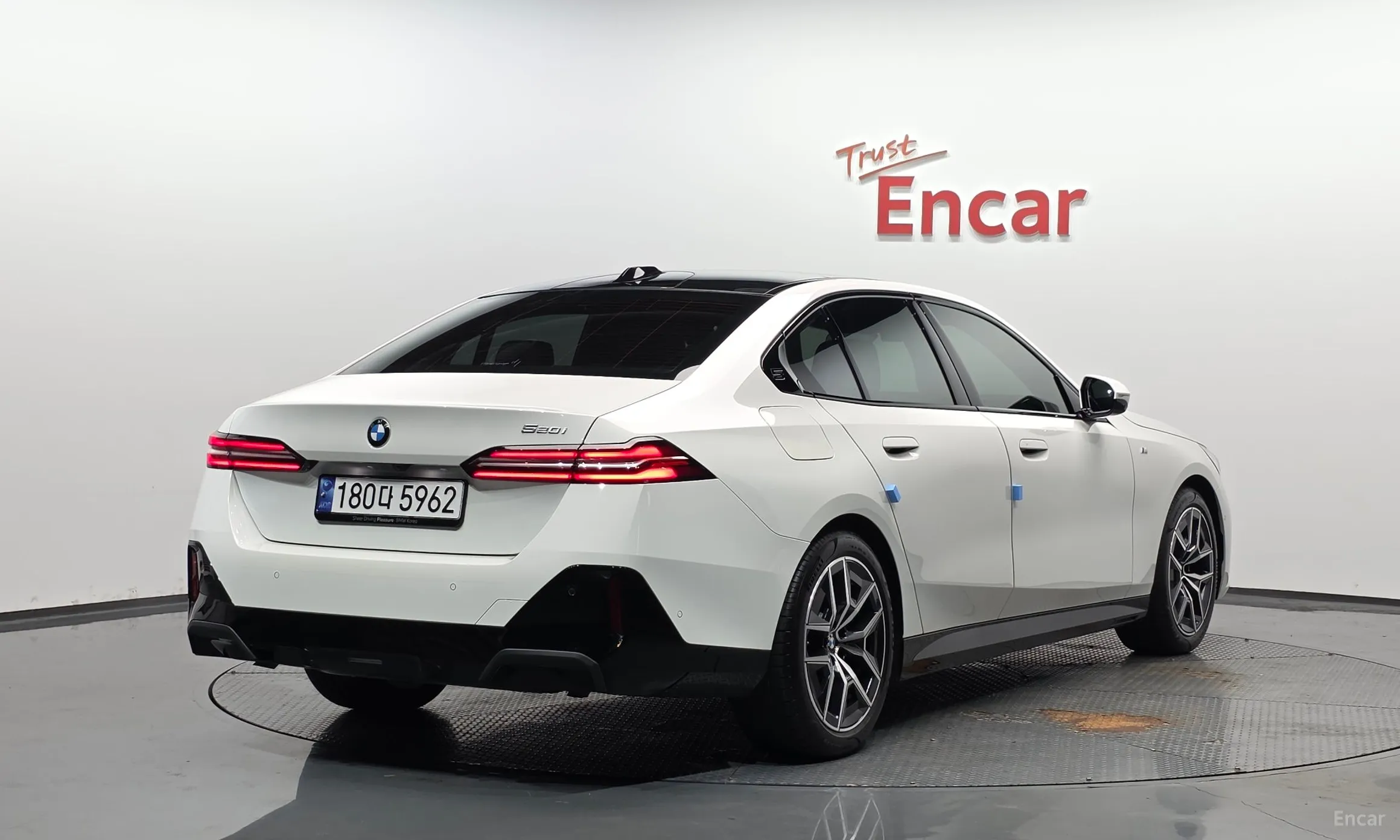 BMW 5 Series (G60) превью 2
