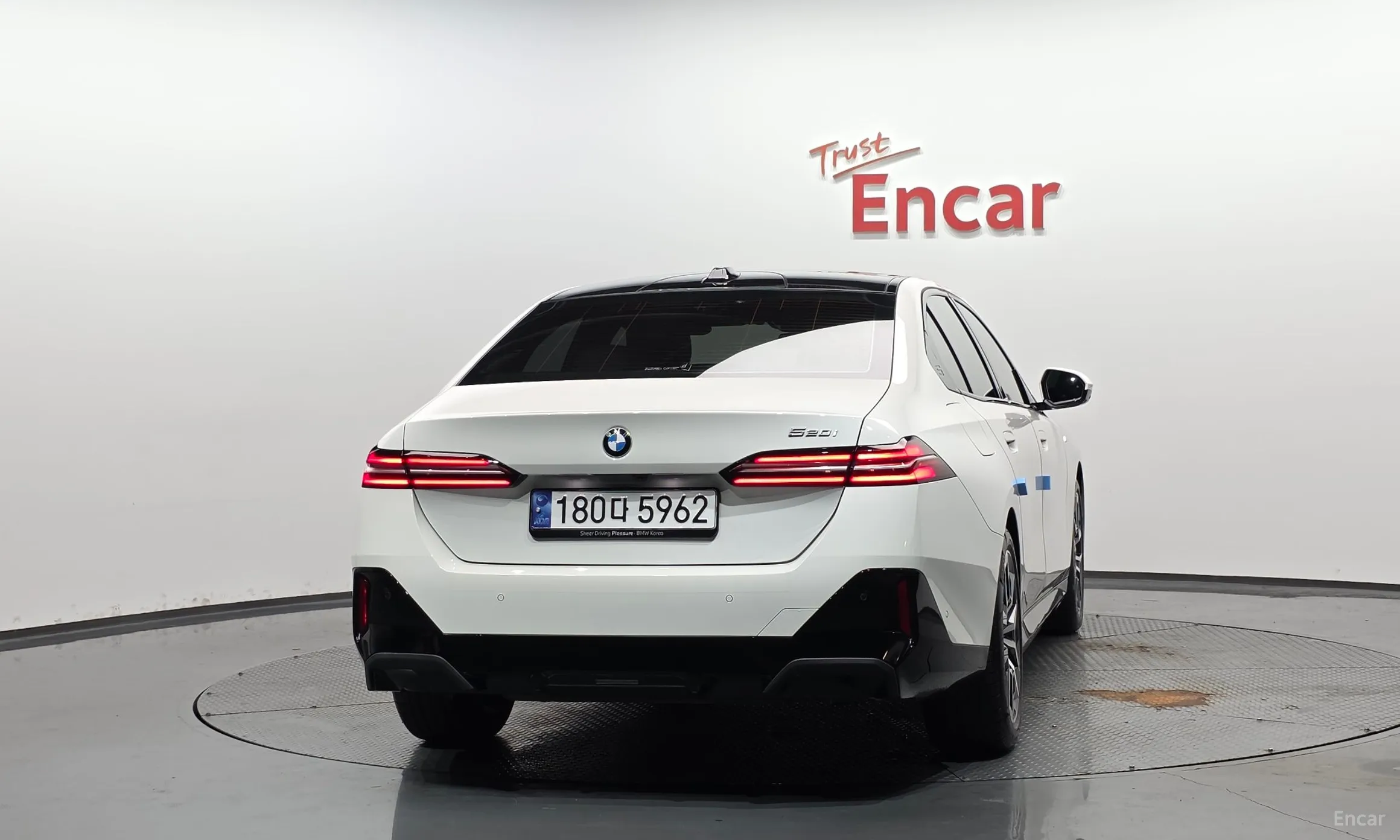 BMW 5 Series (G60) превью 4