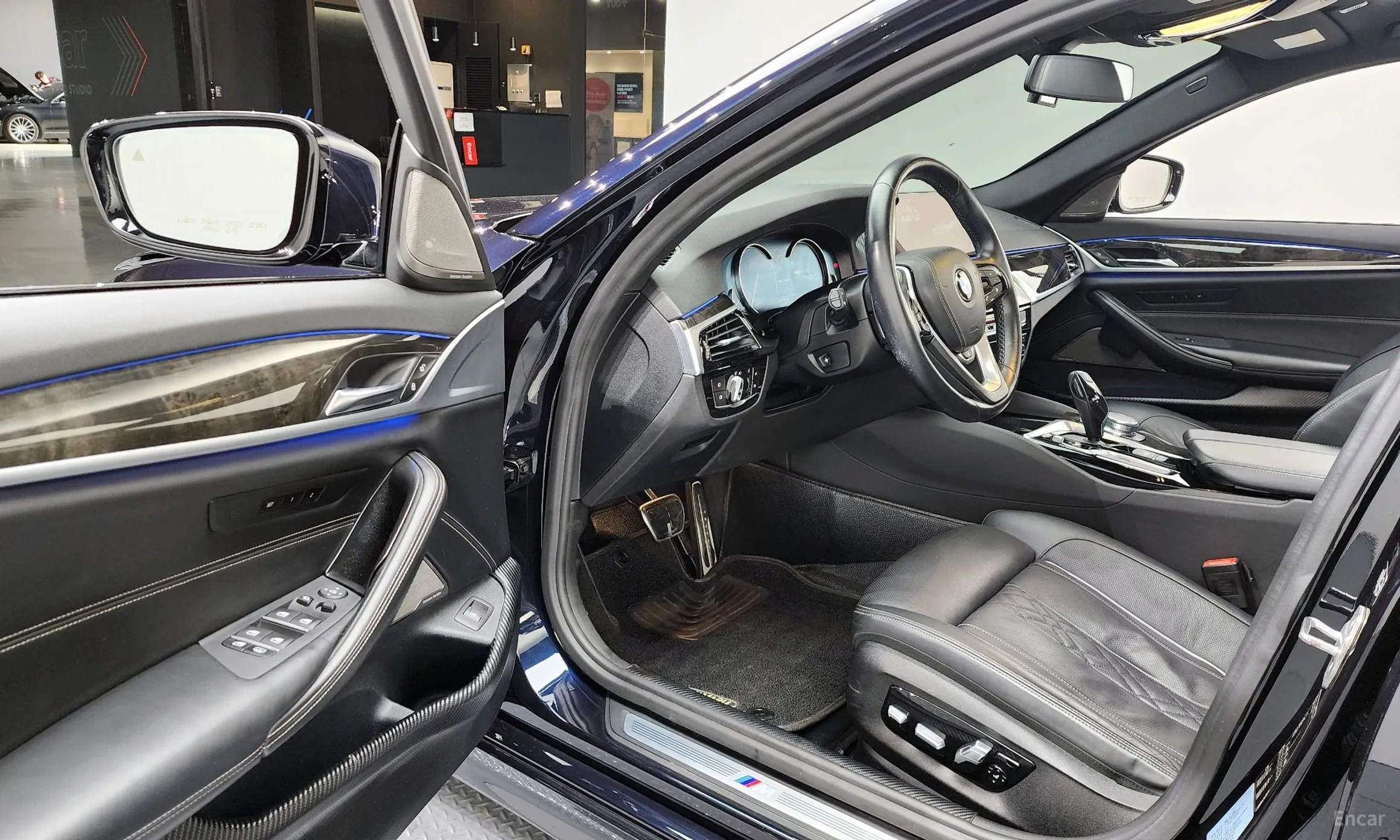 BMW 5 Series (G30) превью 10