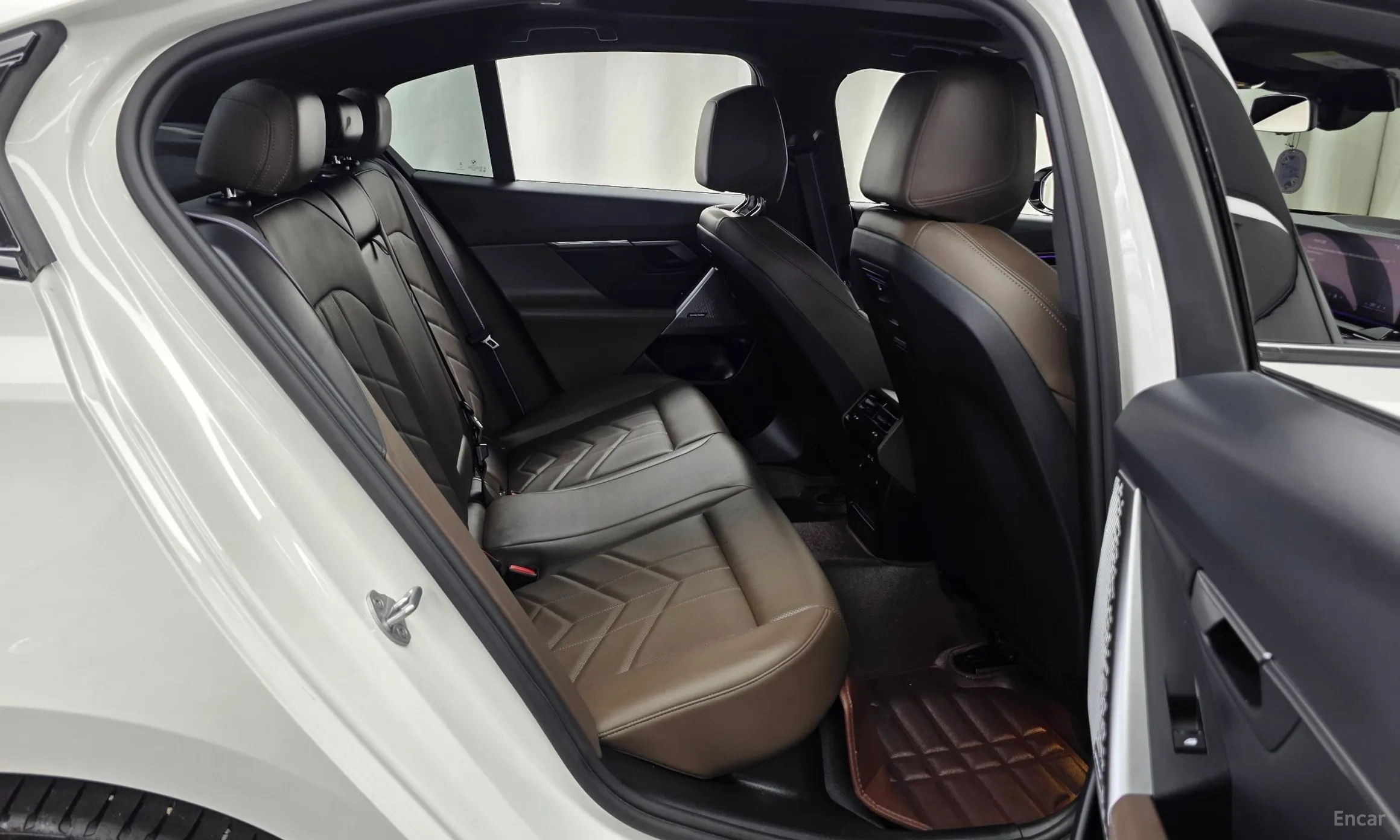 BMW 5 Series (G60) превью 12