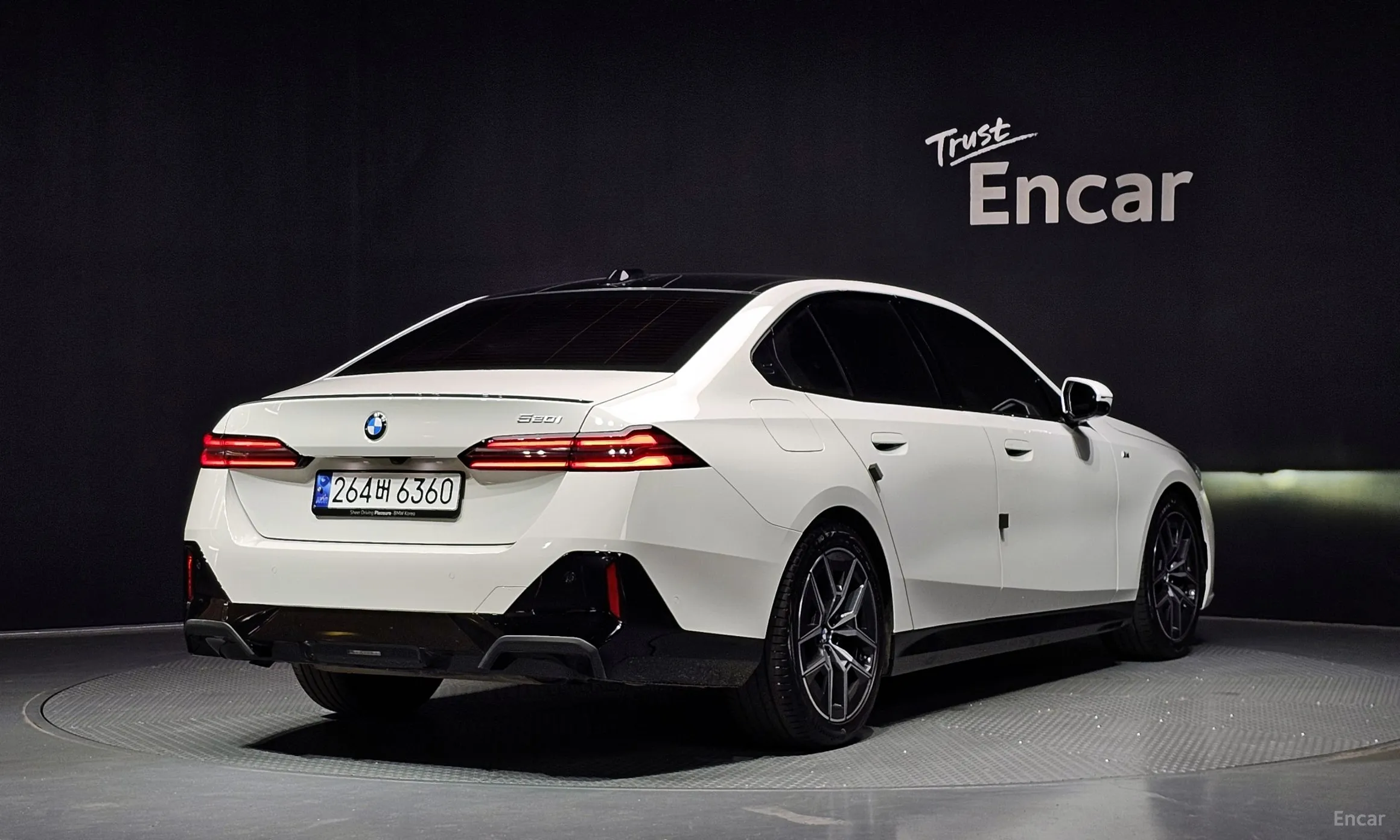 BMW 5 Series (G60) превью 2