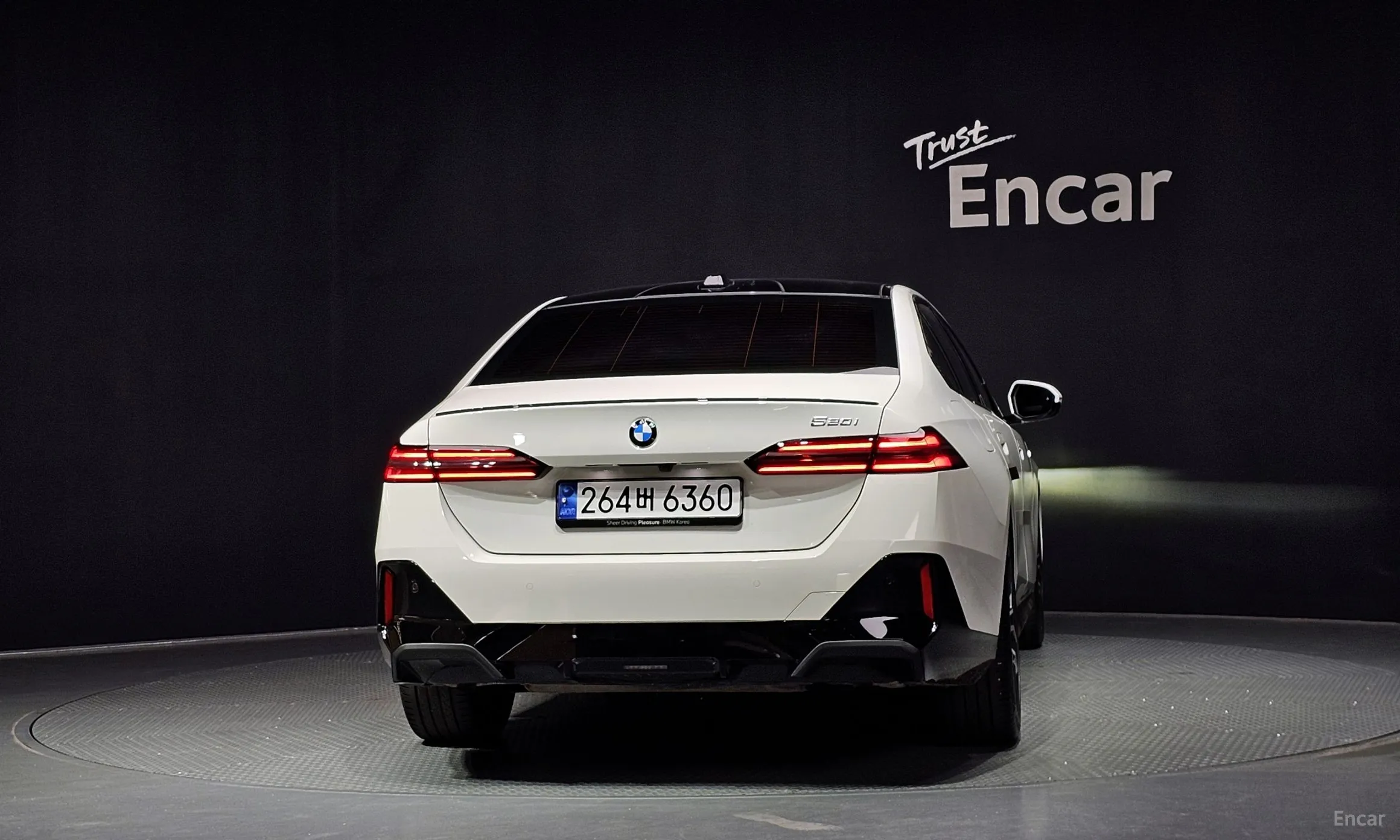BMW 5 Series (G60) превью 4