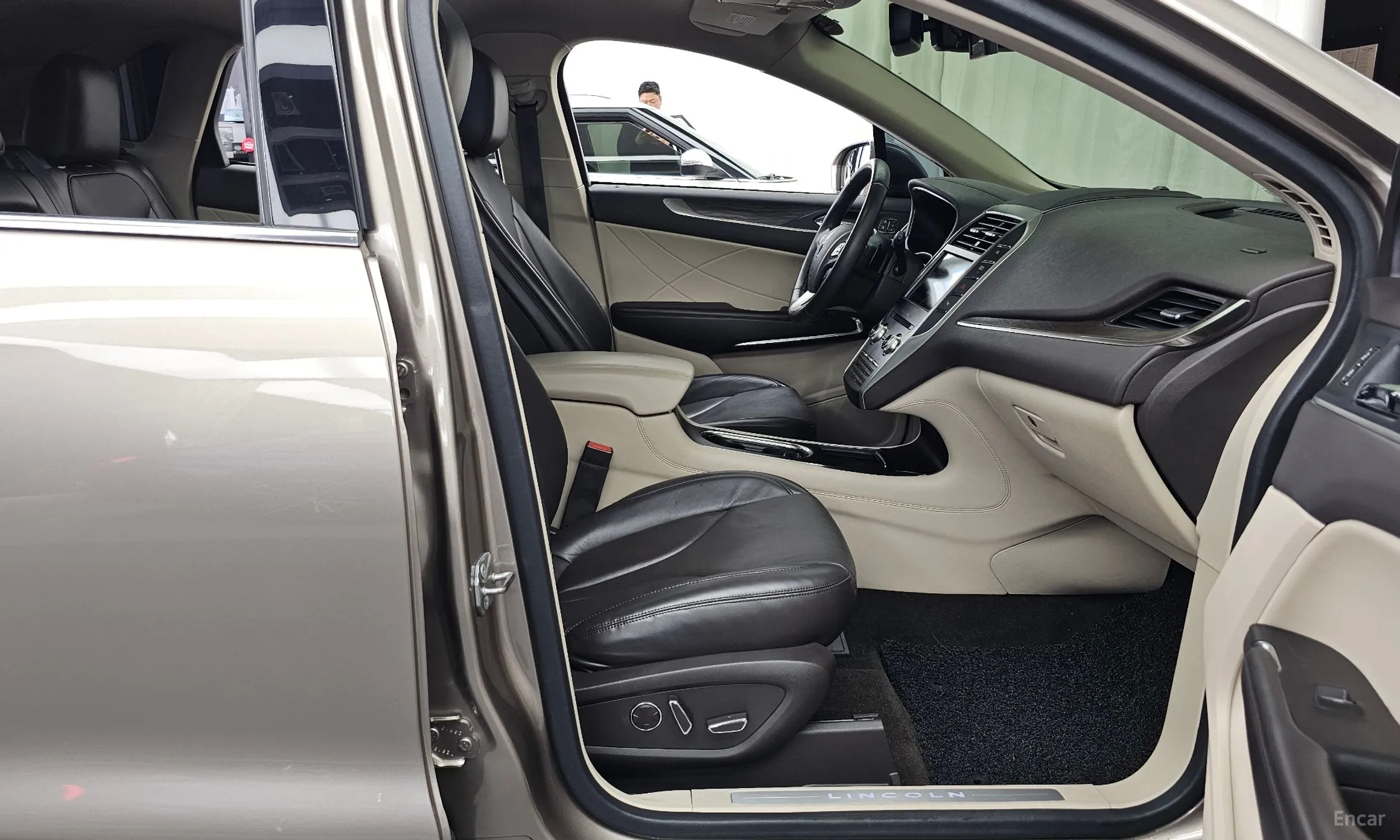 Lincoln MKC превью 11