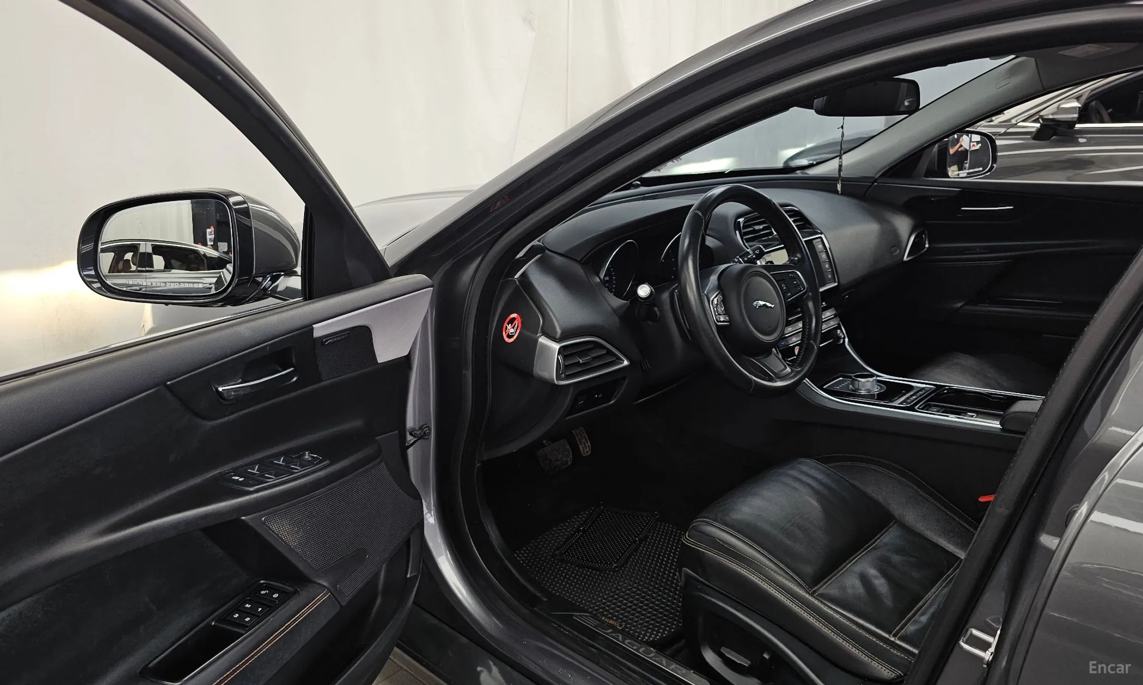 Jaguar XE превью 10
