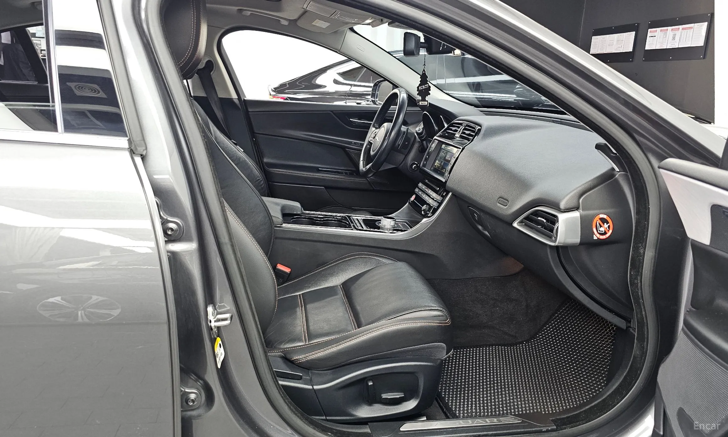 Jaguar XE превью 11