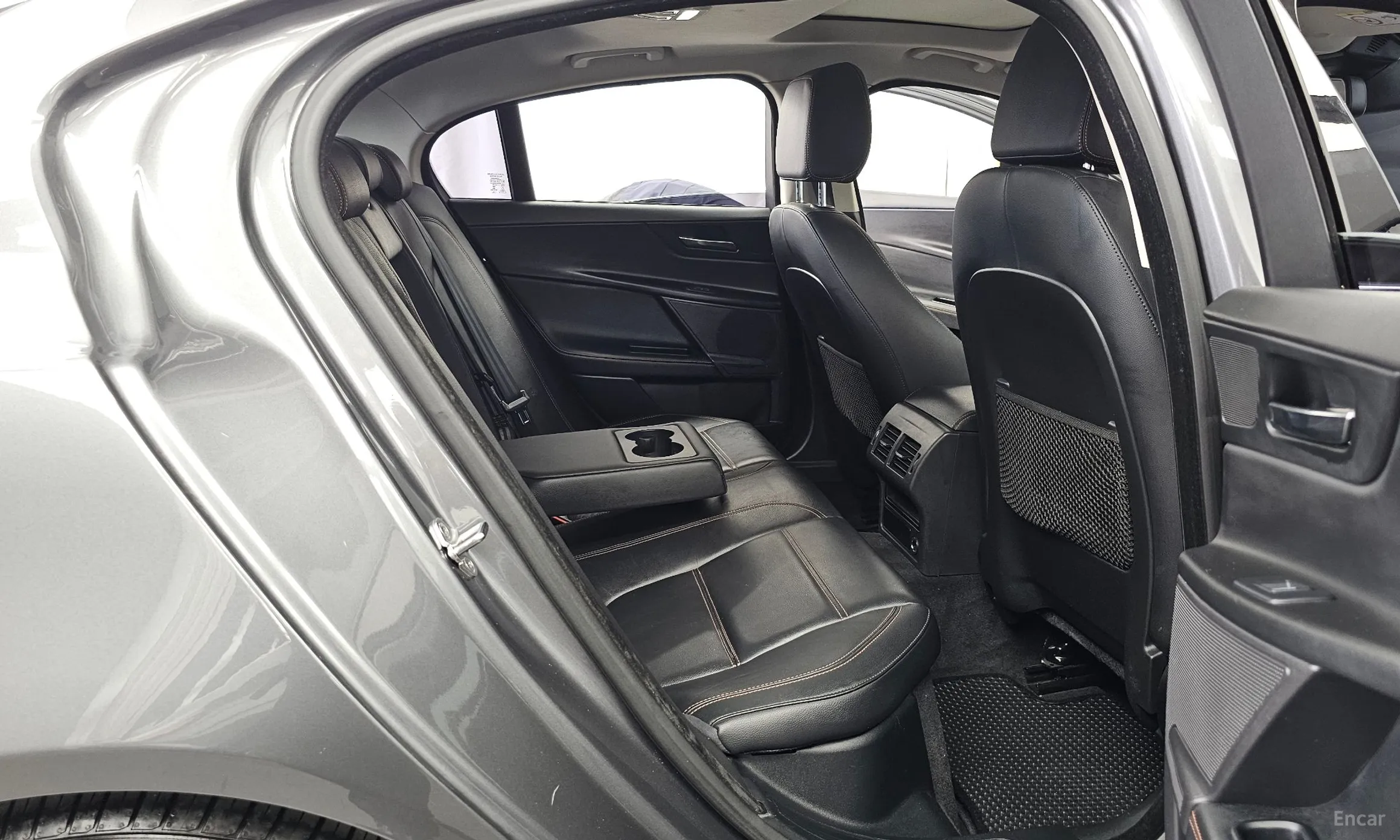 Jaguar XE превью 12