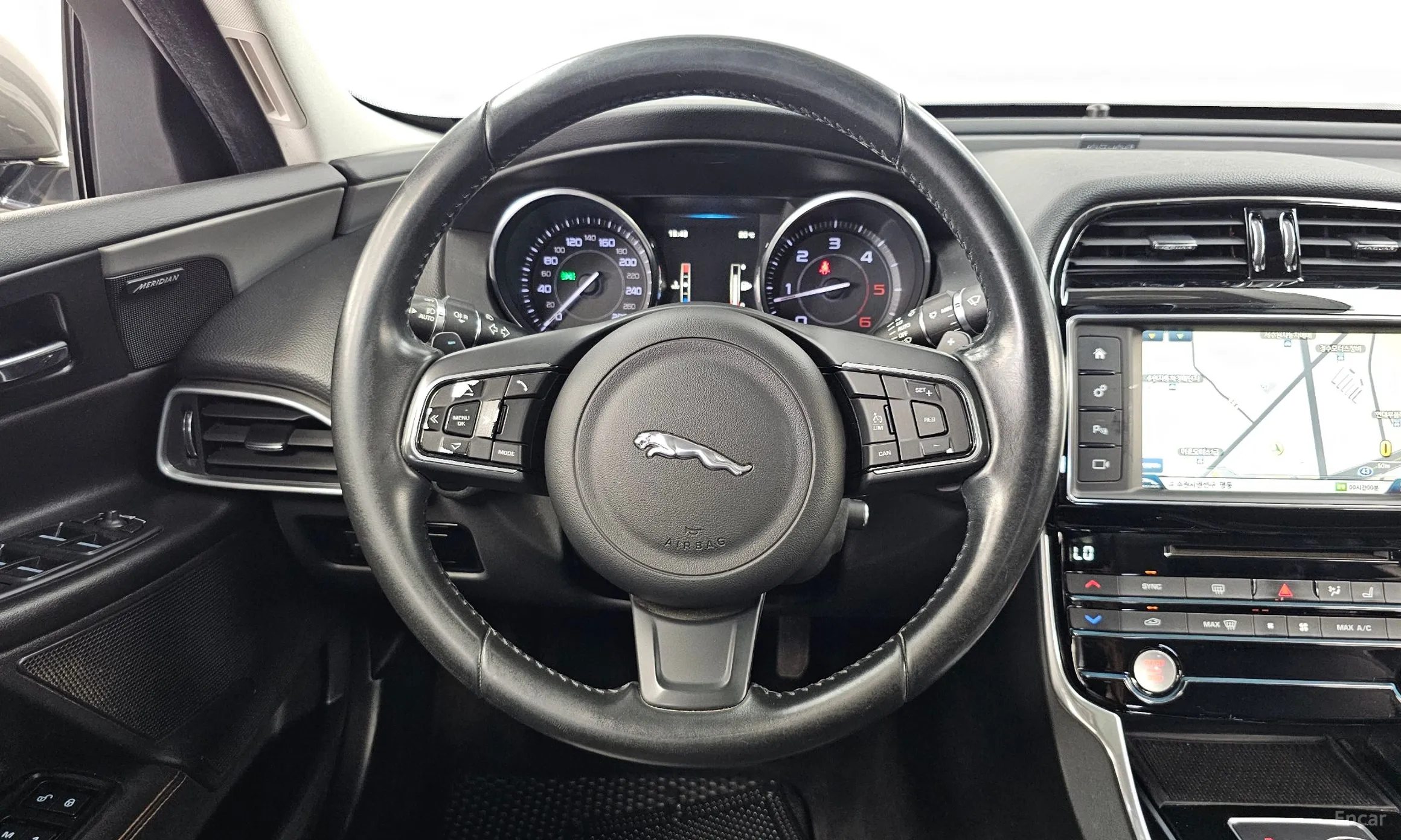 Jaguar XE превью 13