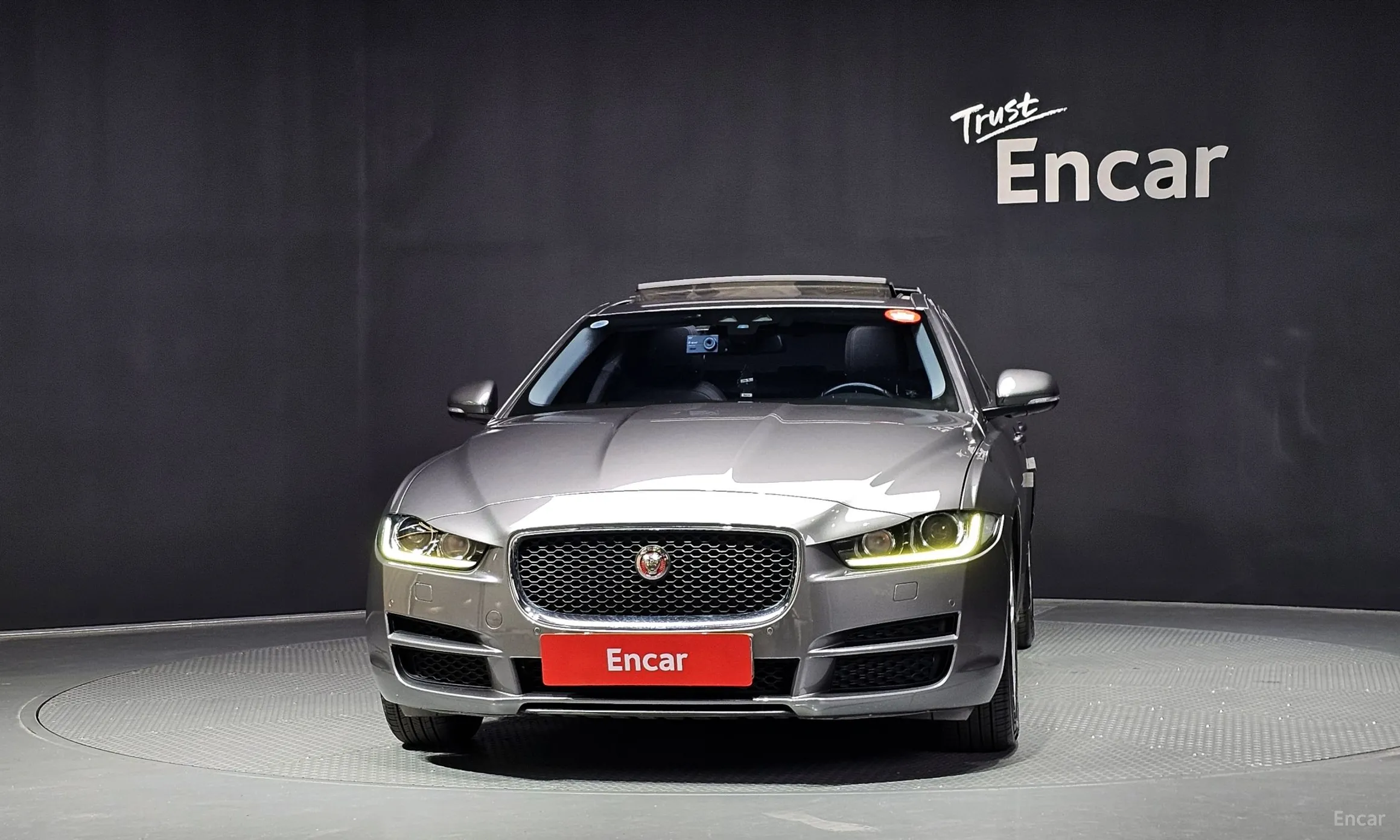 Jaguar XE превью 3