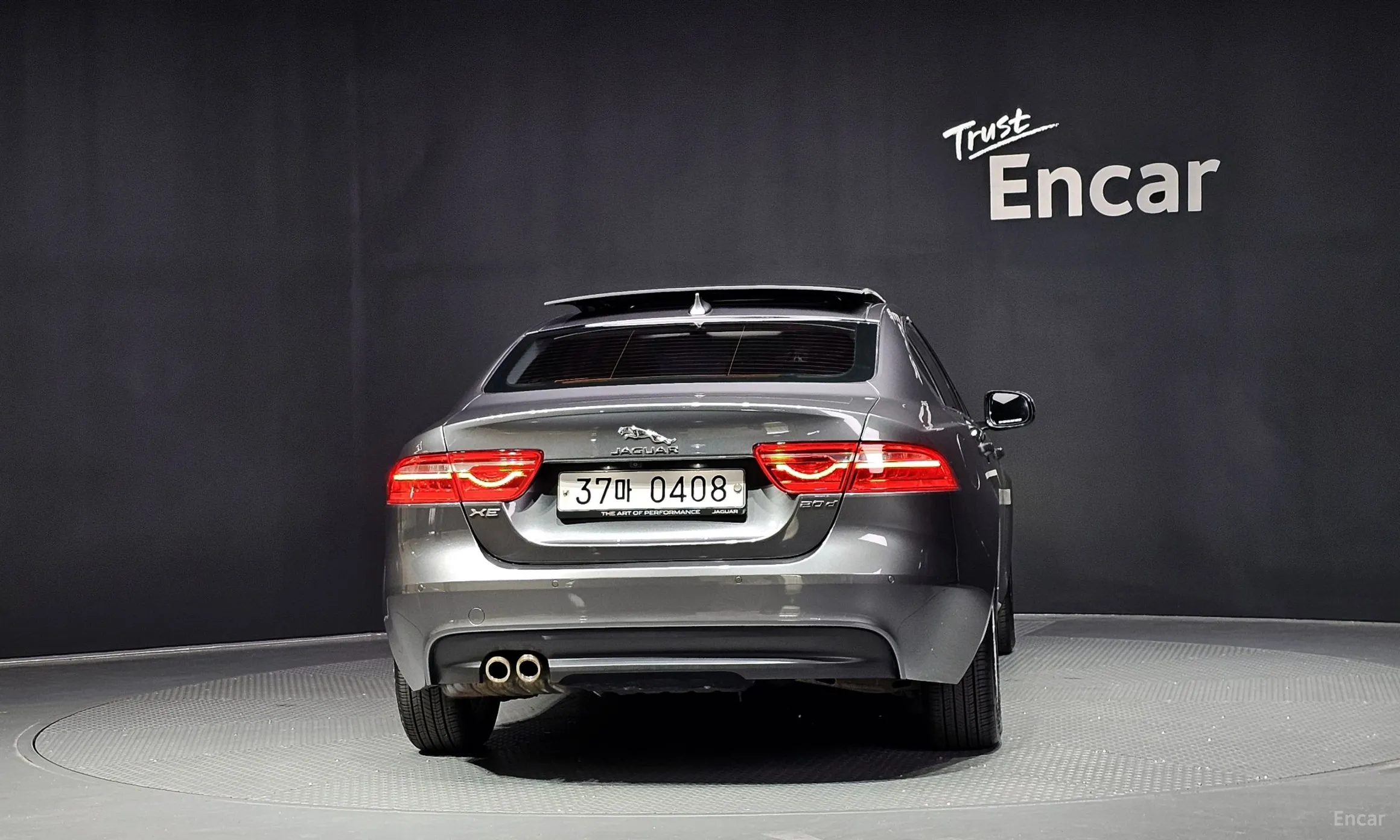 Jaguar XE превью 4