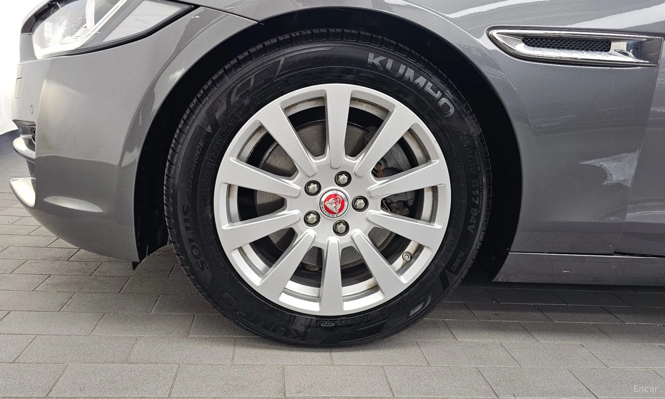 Jaguar XE превью 5