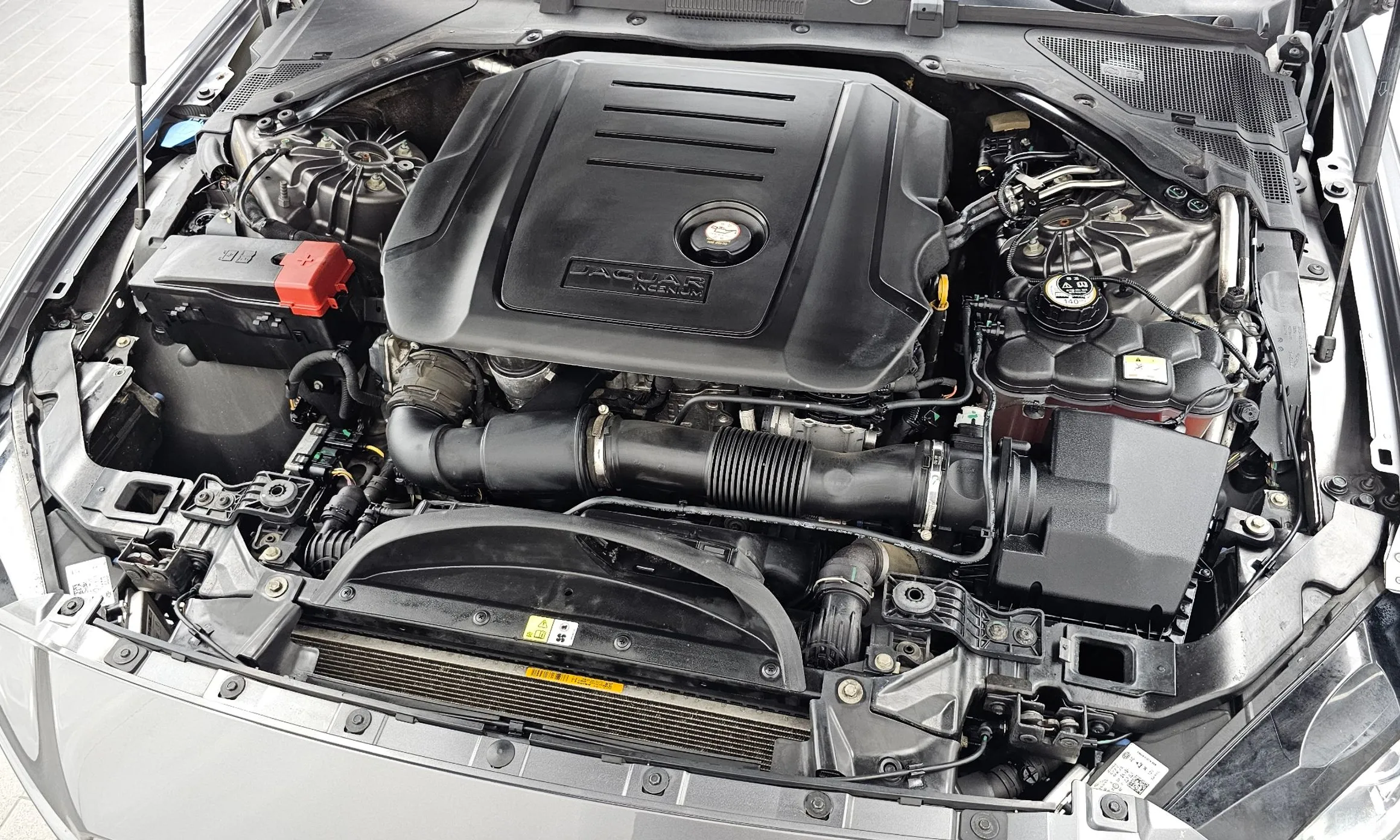 Jaguar XE превью 6