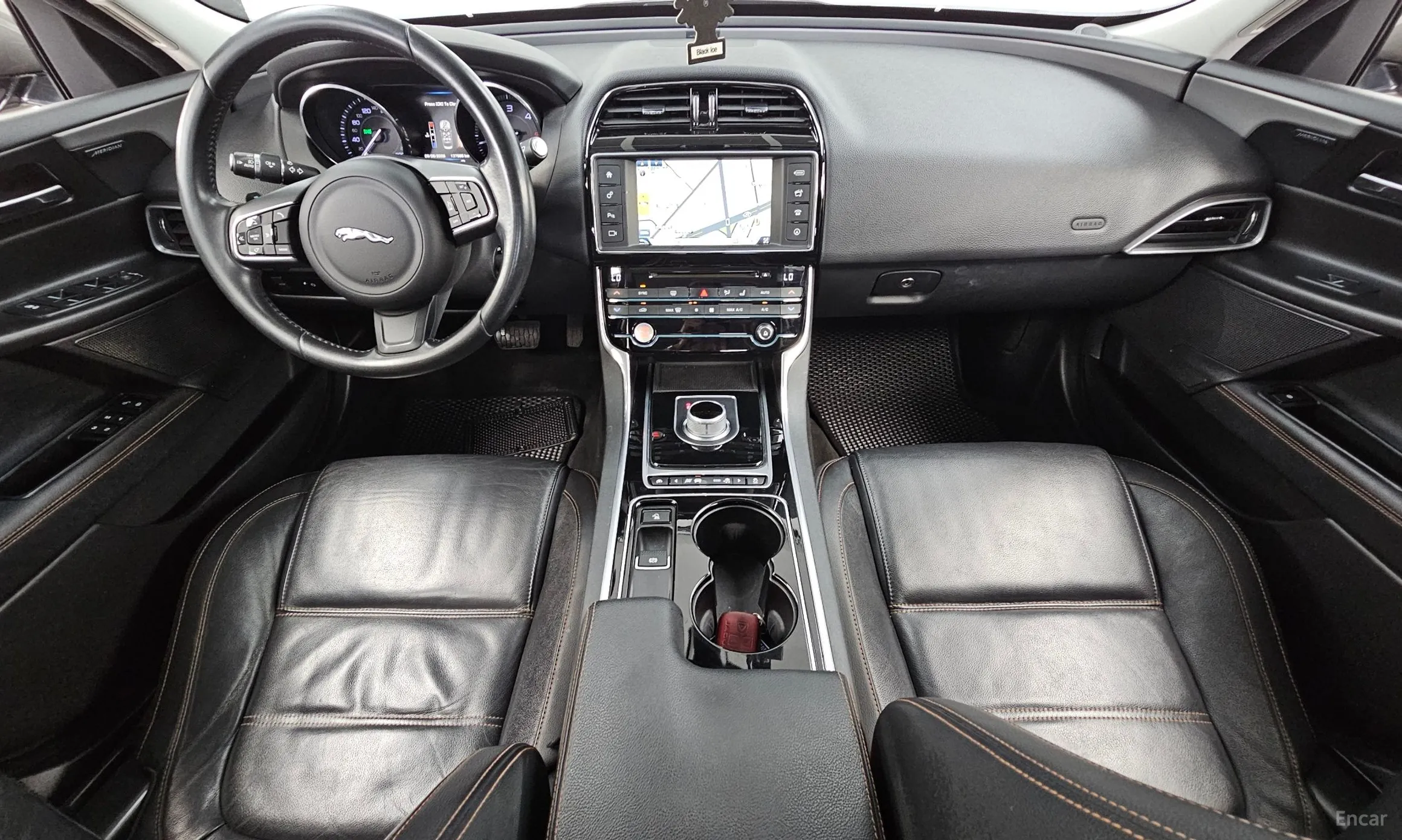 Jaguar XE превью 7