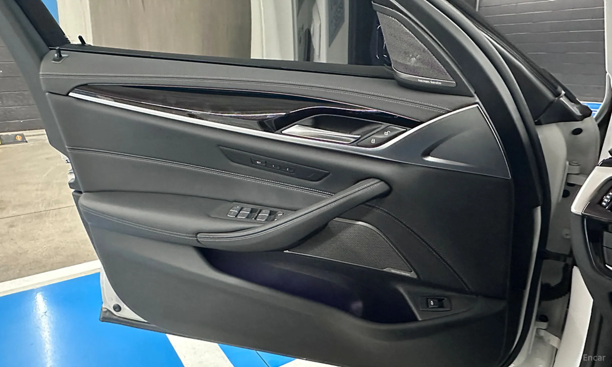 BMW 5 Series (G30) превью 11