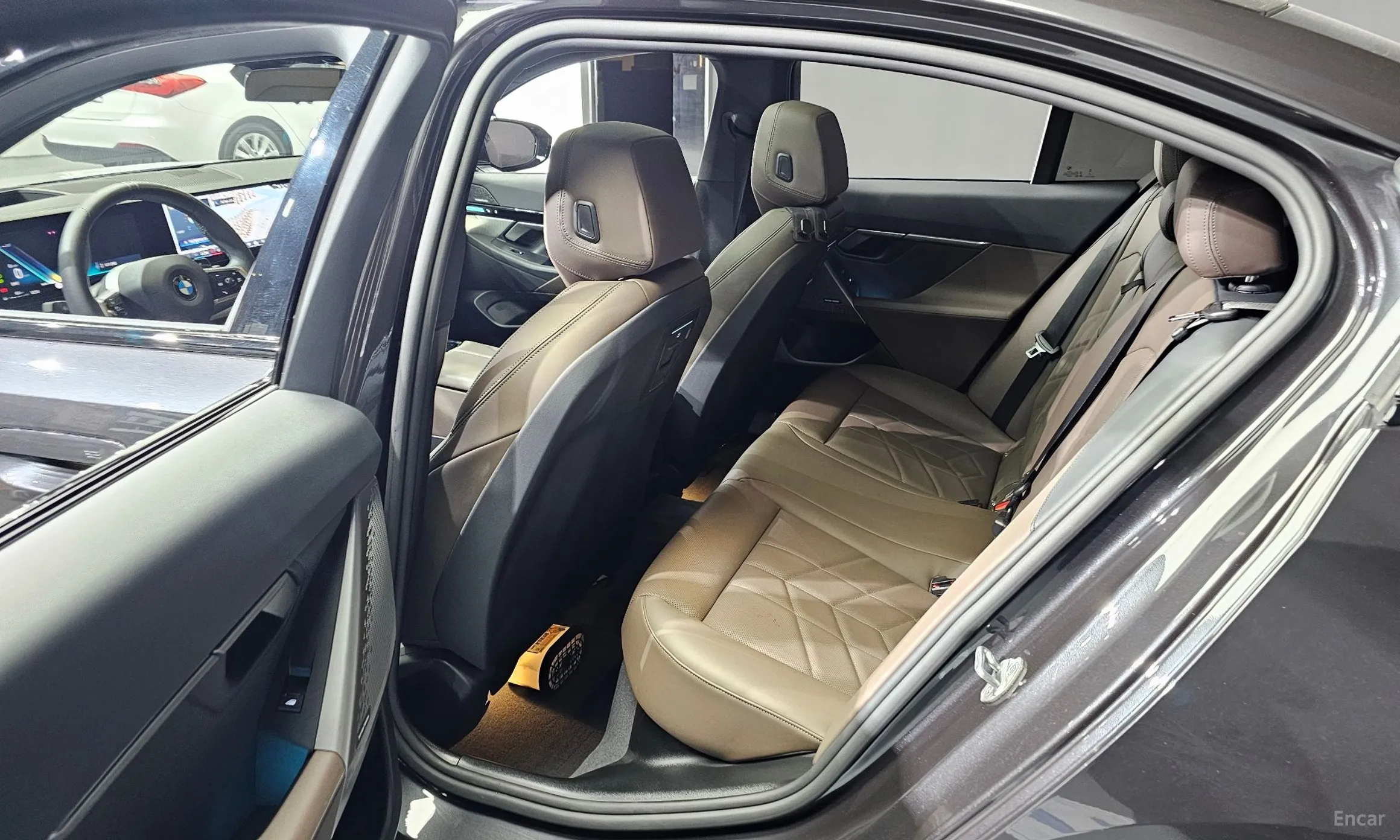 BMW 5 Series (G60) превью 11