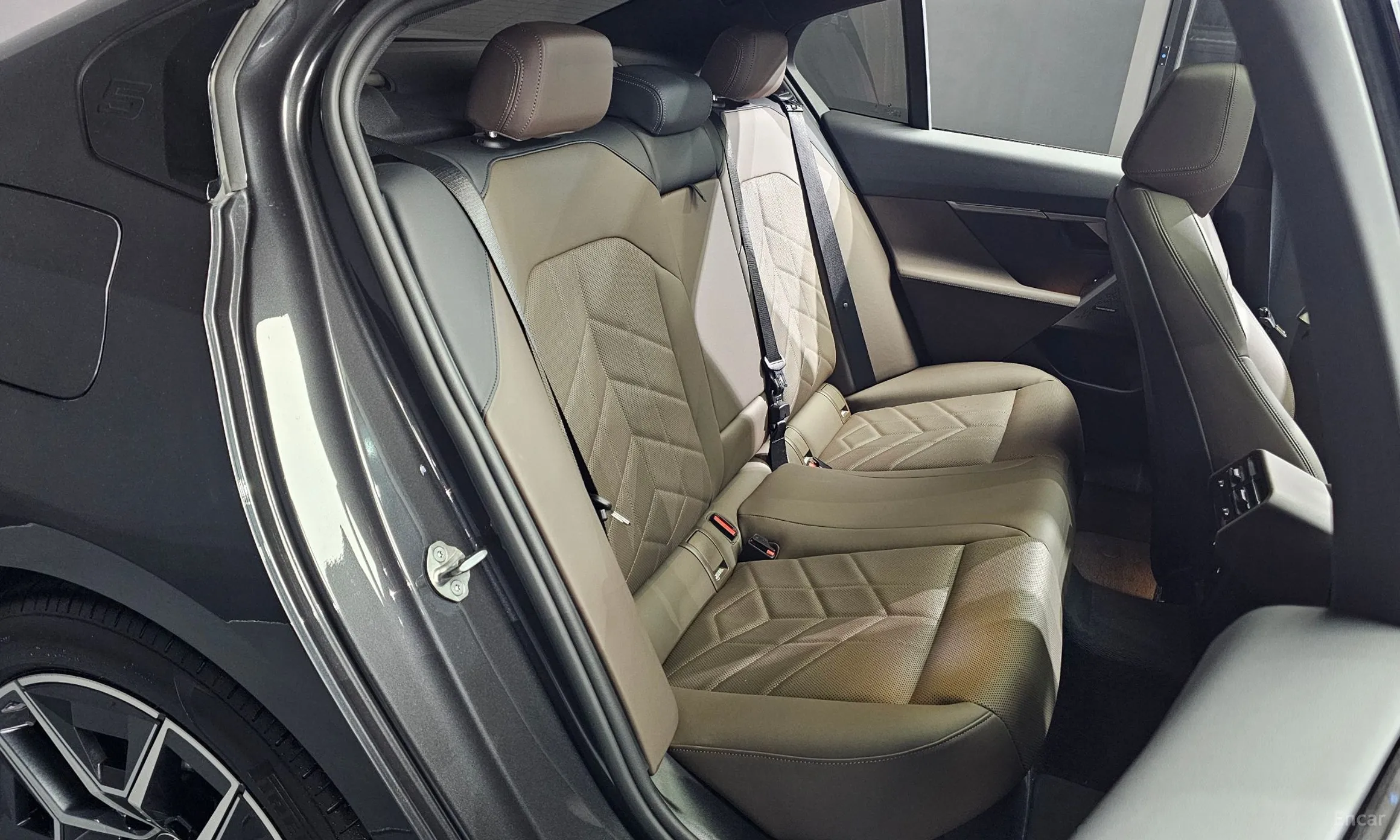 BMW 5 Series (G60) превью 12