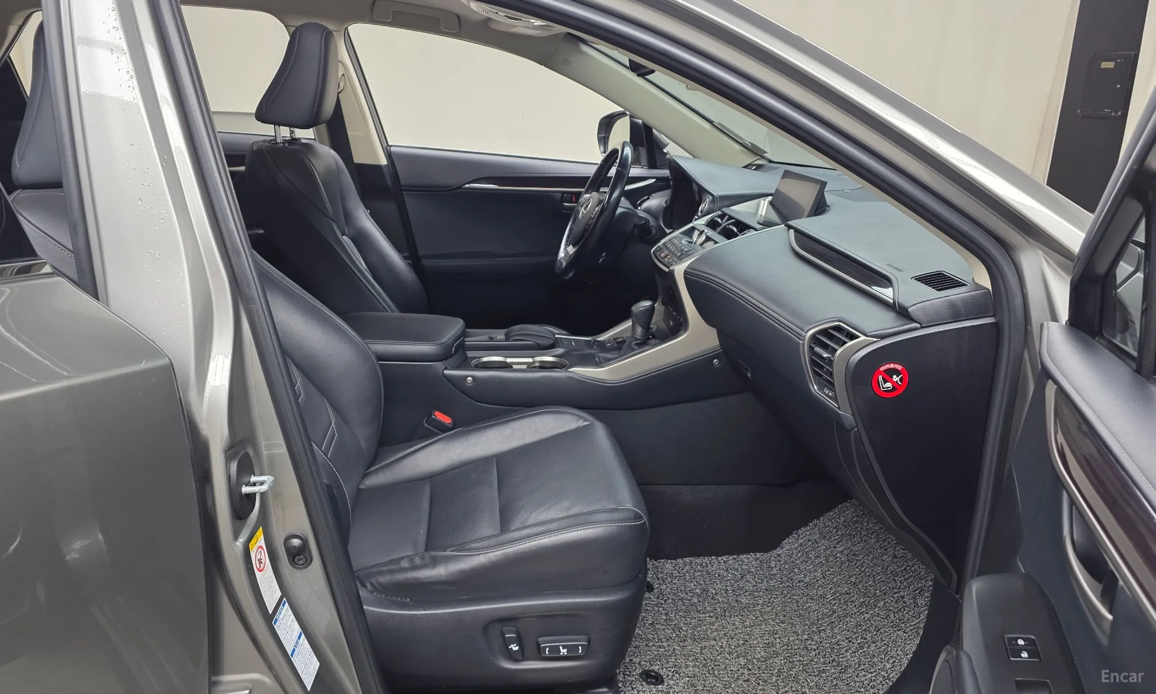 Lexus NX300h превью 11