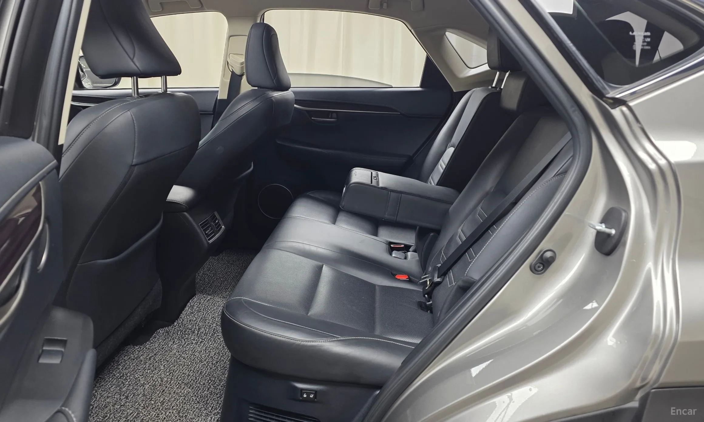 Lexus NX300h превью 12