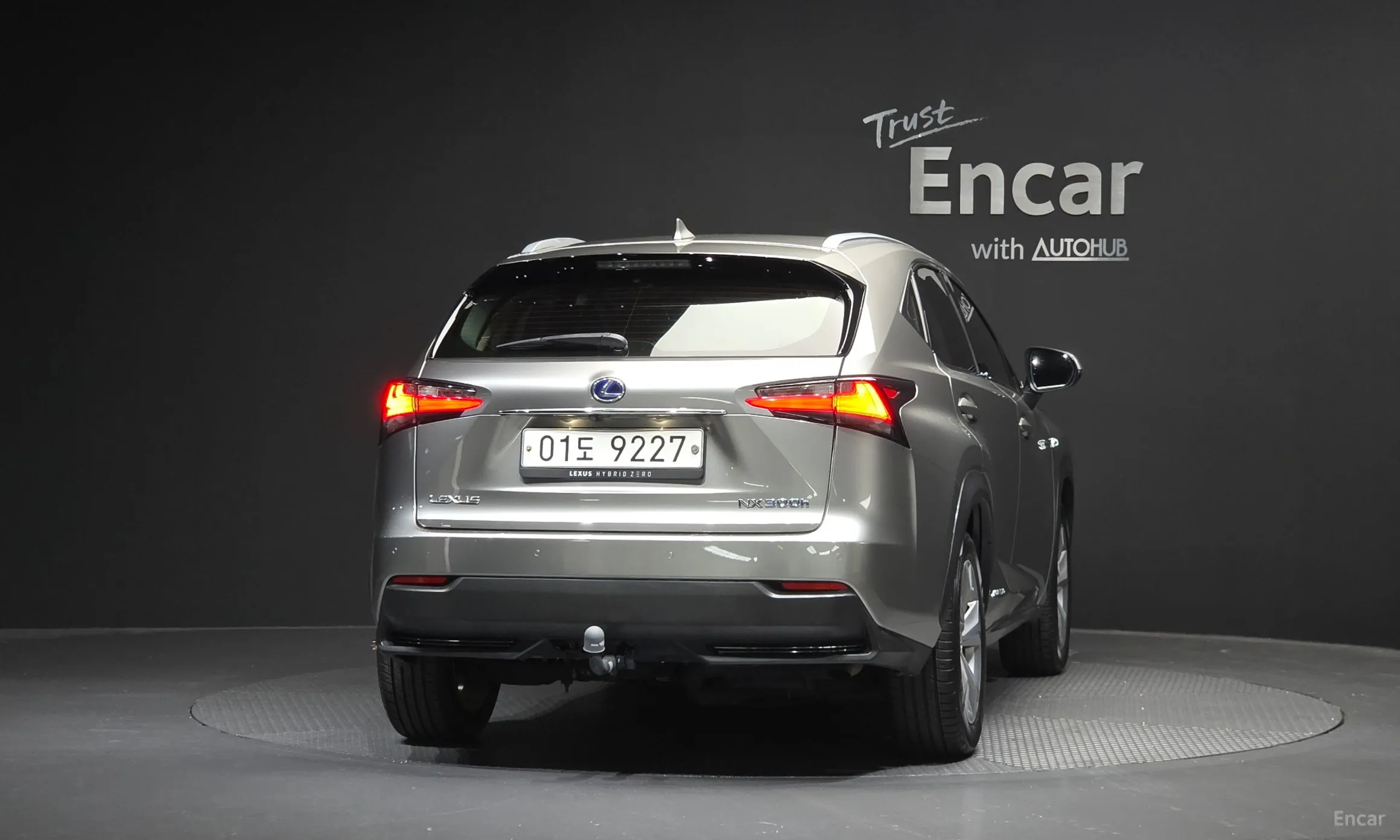 Lexus NX300h превью 4