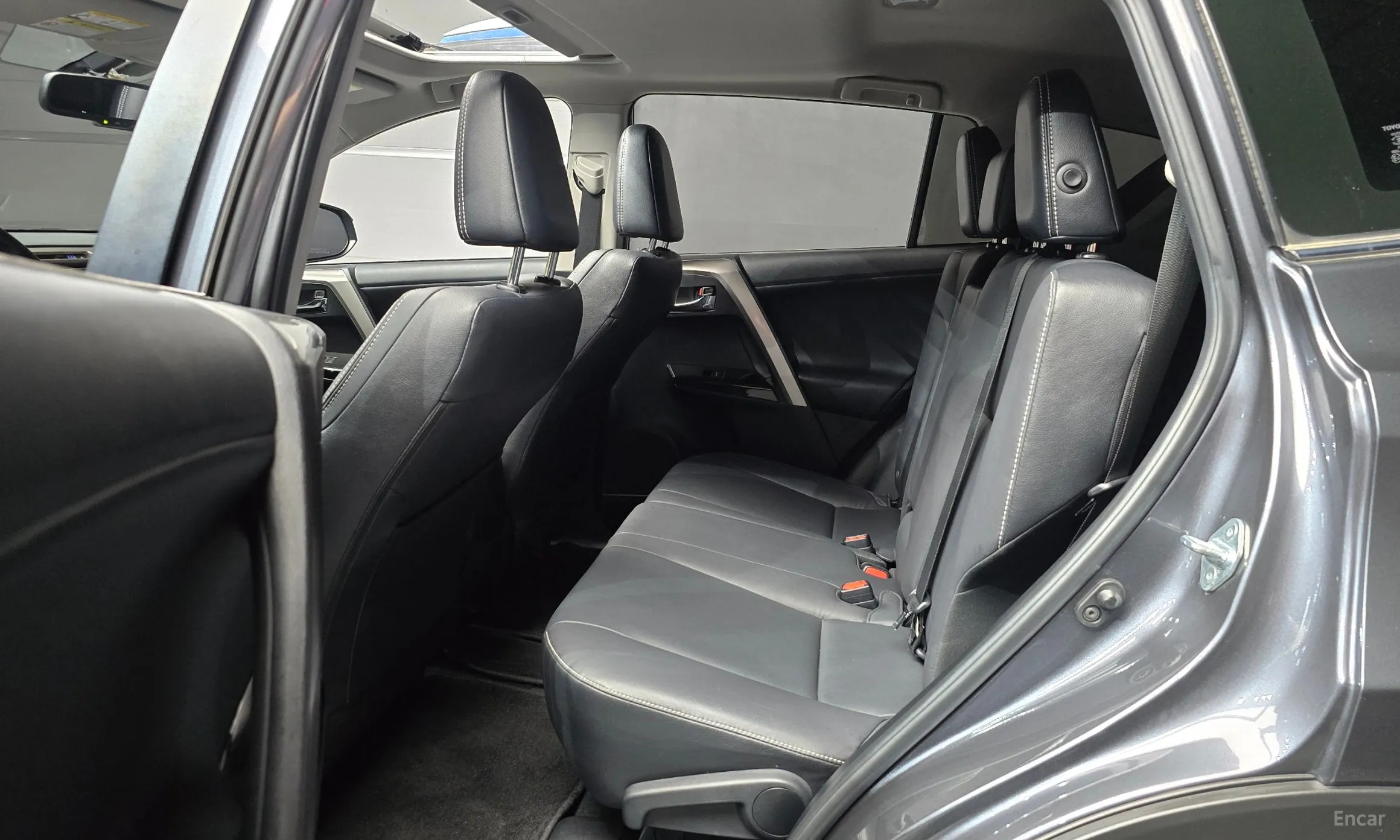 Toyota RAV4 превью 12