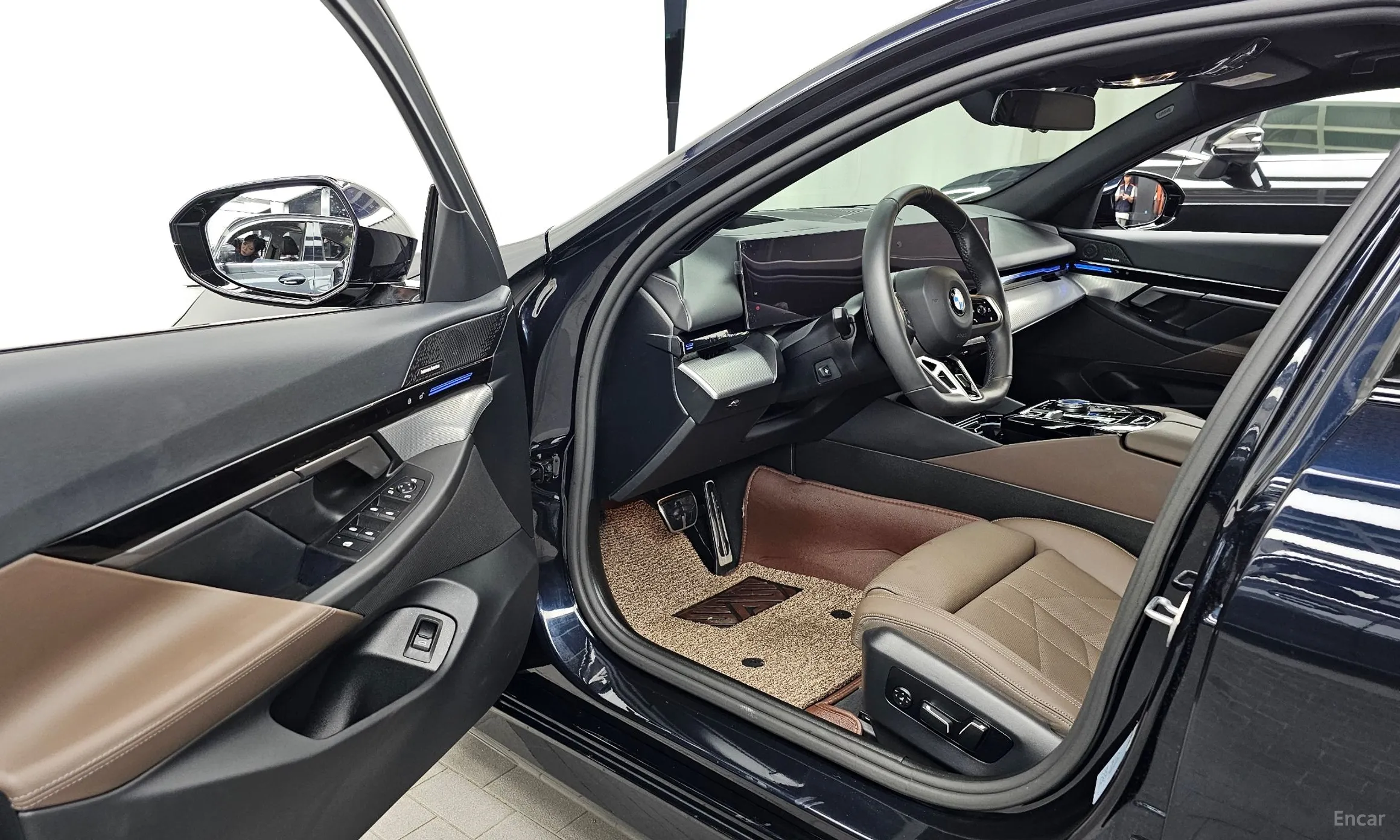 BMW 5 Series (G60) превью 10