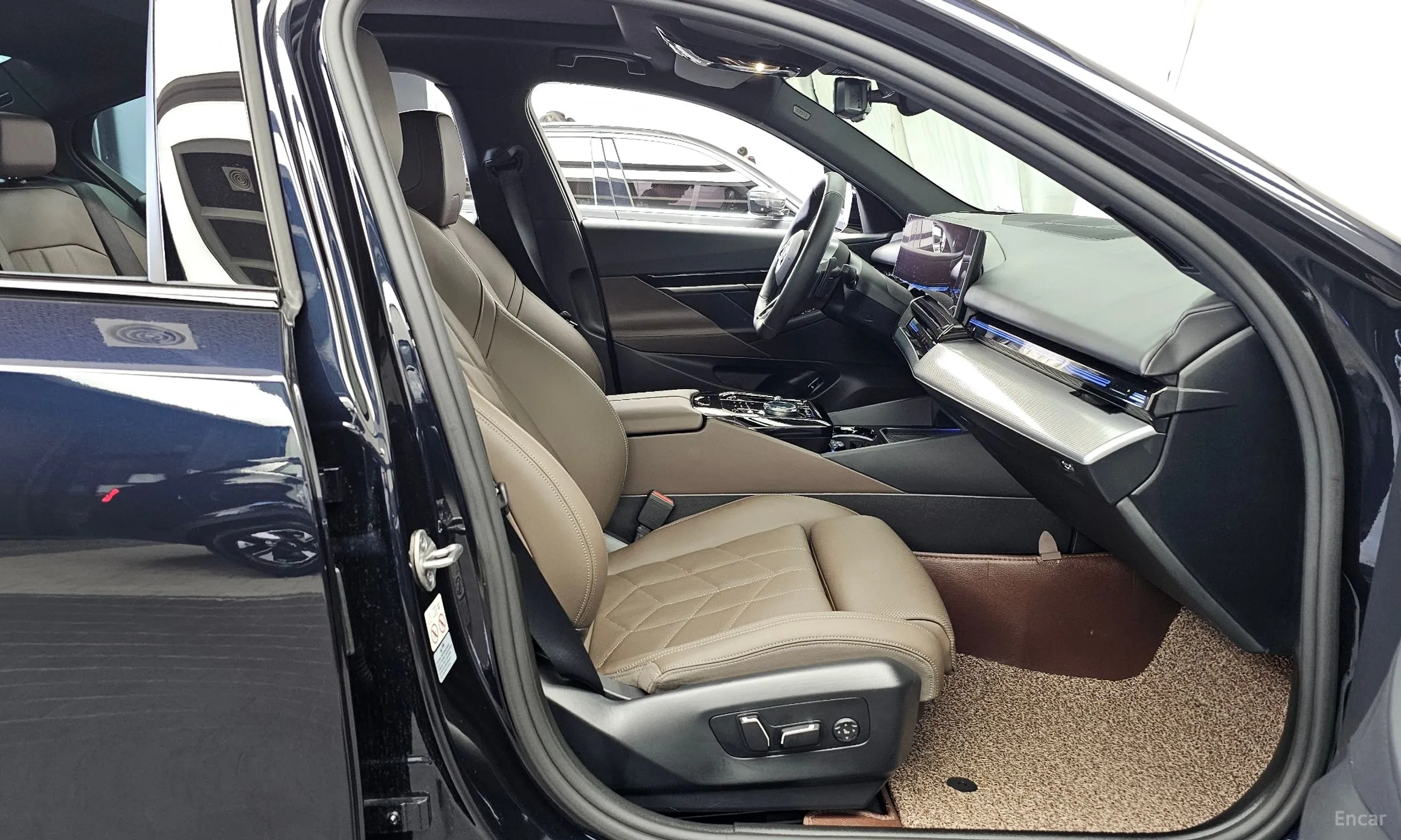 BMW 5 Series (G60) превью 11