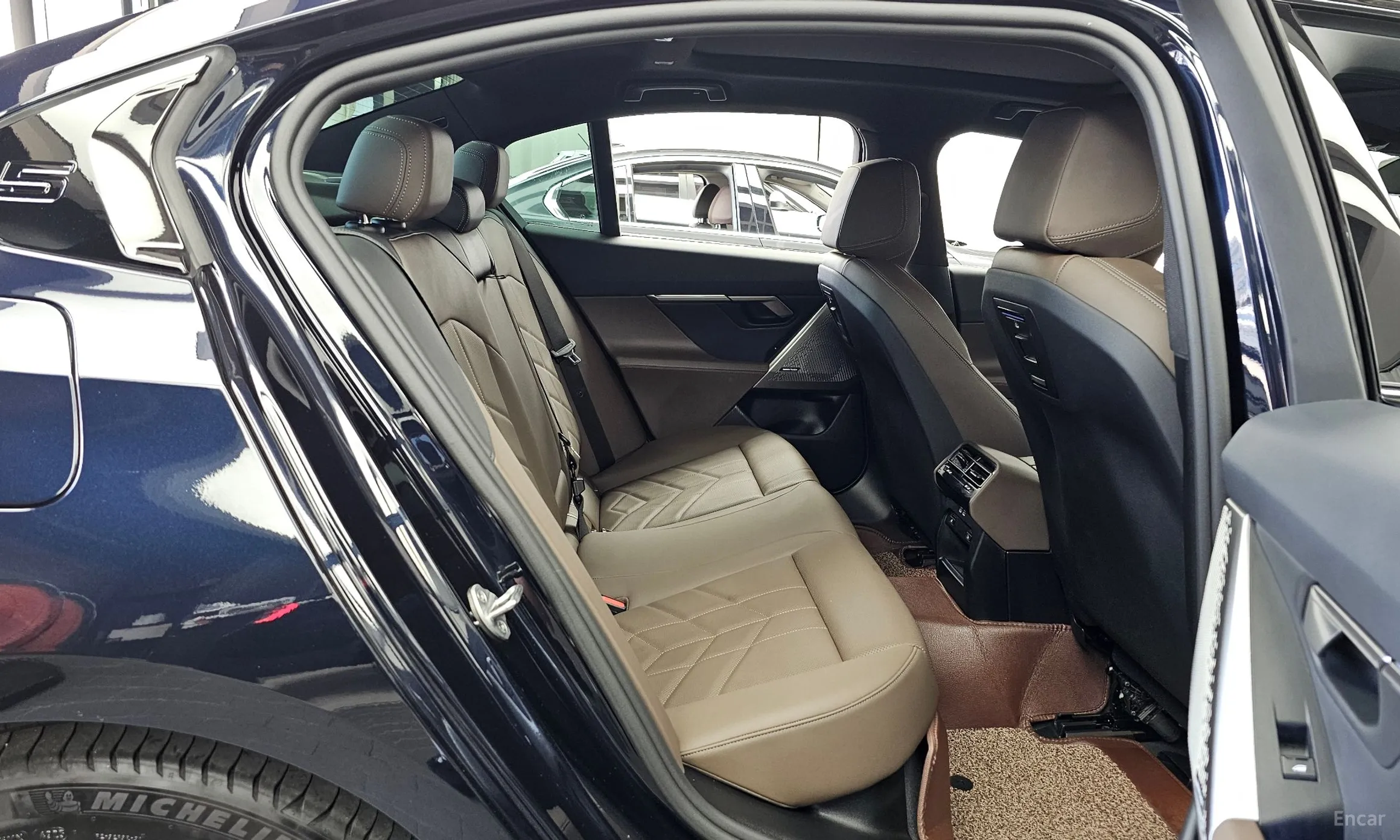 BMW 5 Series (G60) превью 12