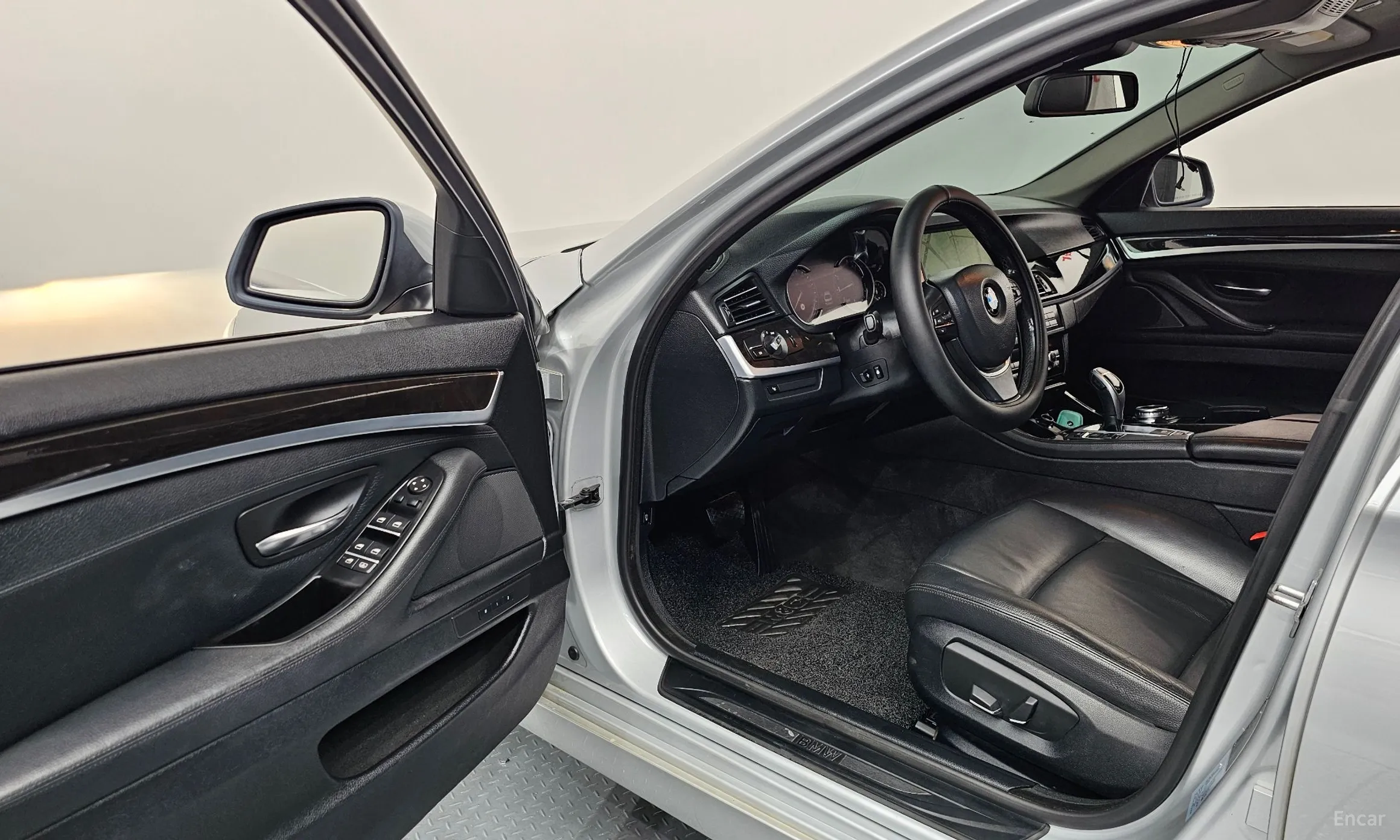 BMW 5 Series (F10) превью 10