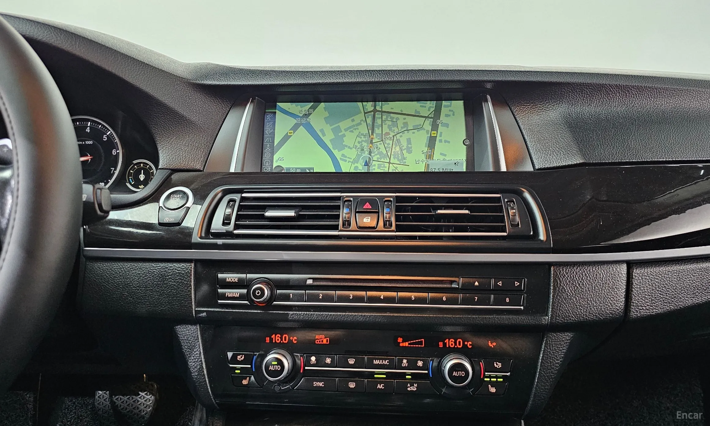BMW 5 Series (F10) превью 13