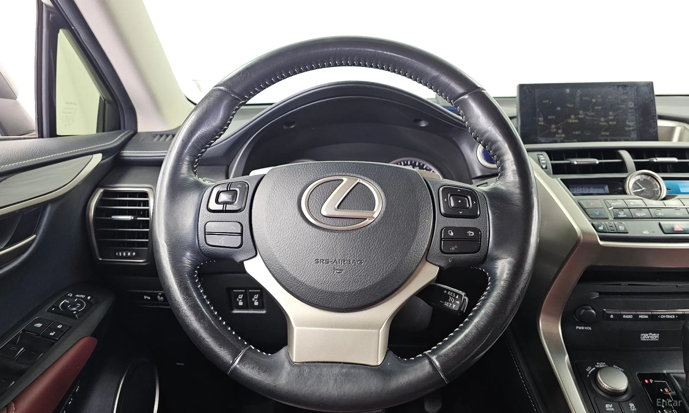 Lexus NX300h превью 13