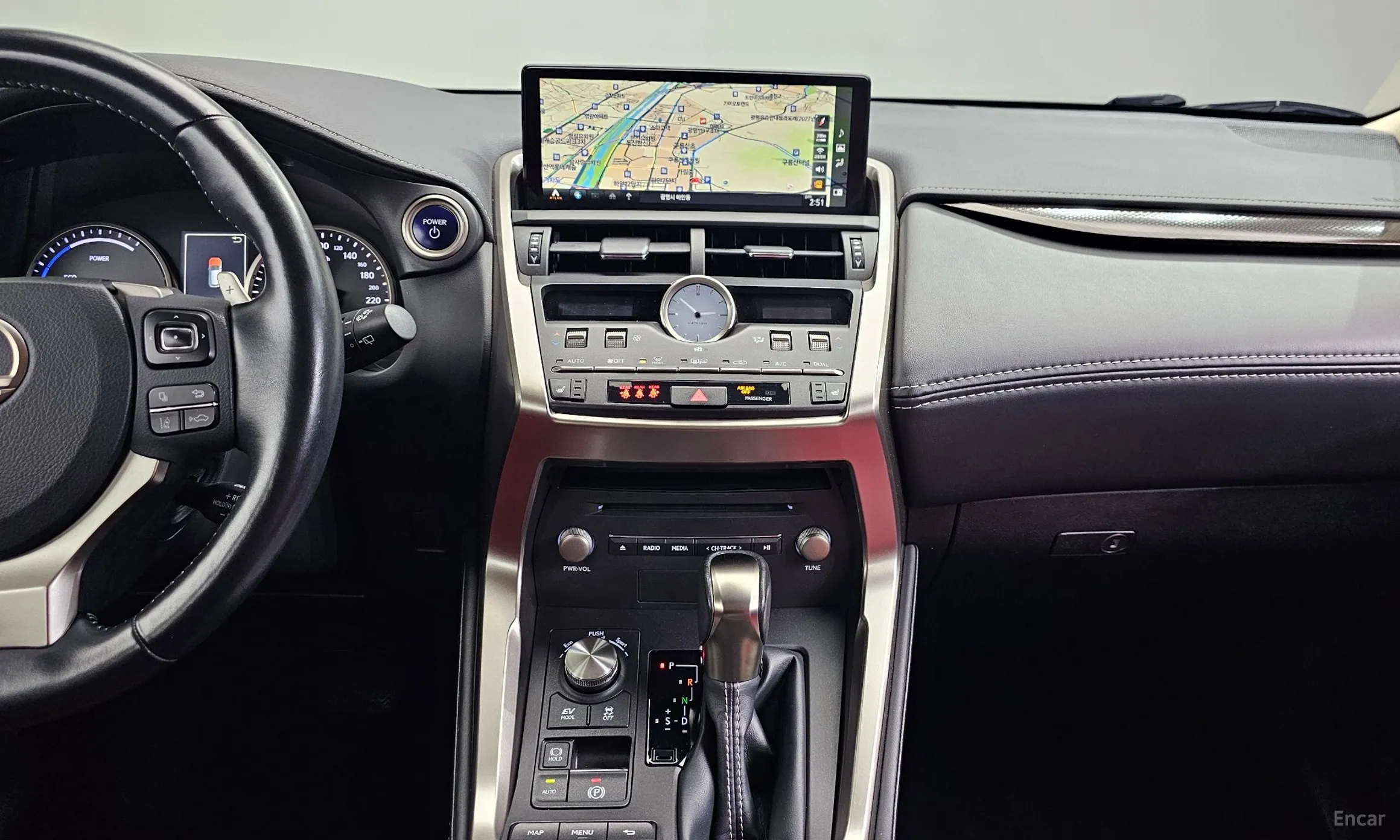 Lexus NX300h превью 16