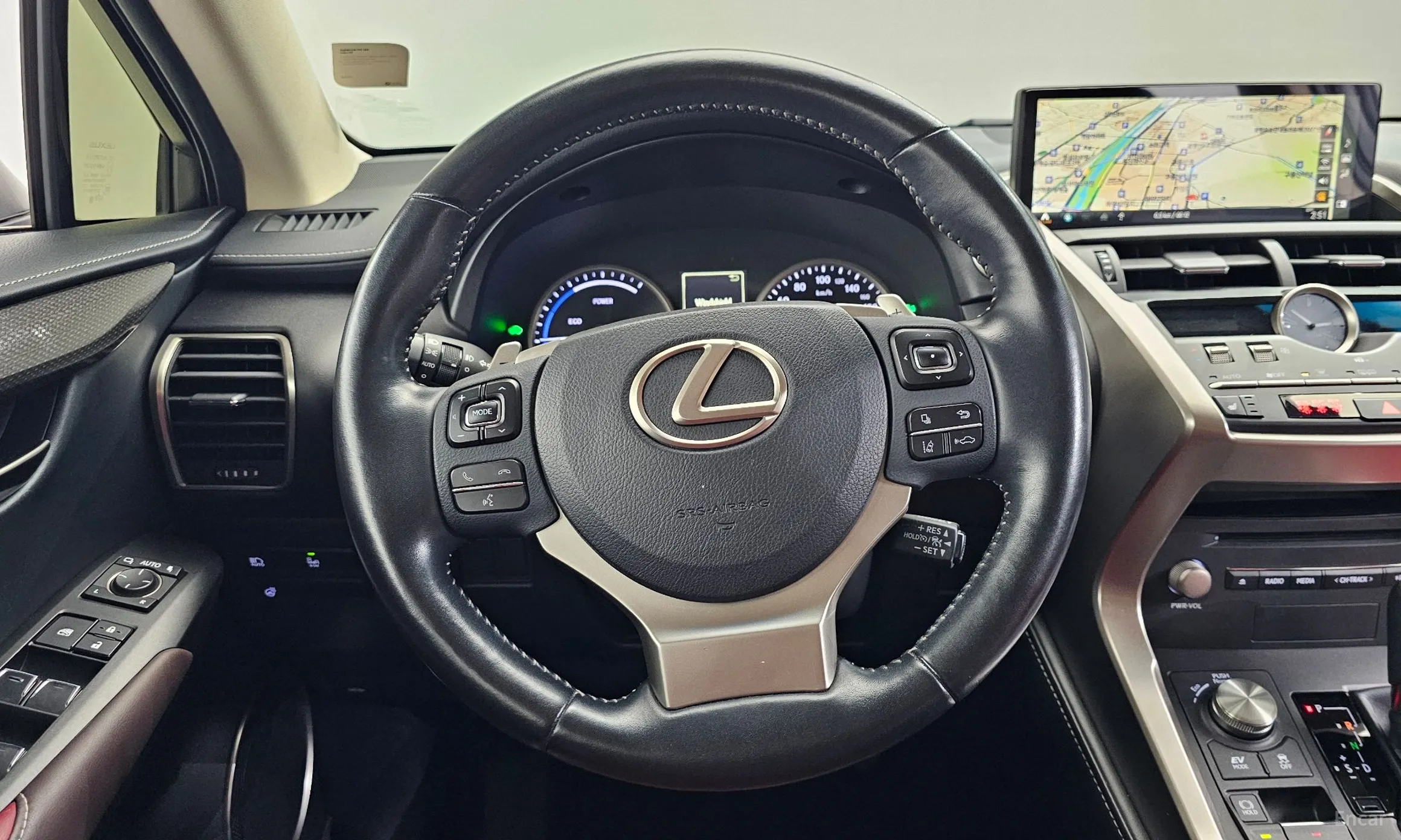 Lexus NX300h превью 17