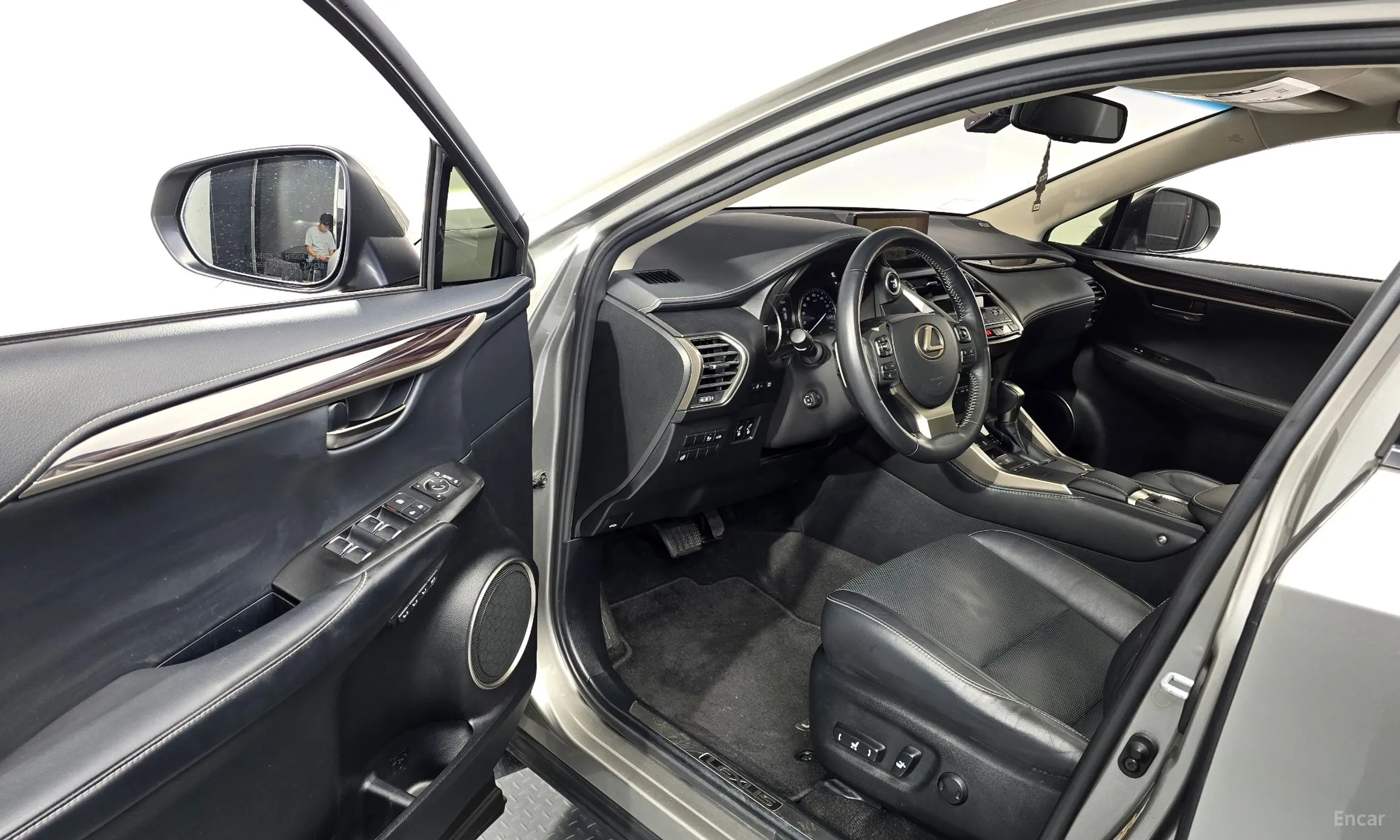 Lexus NX300h превью 10