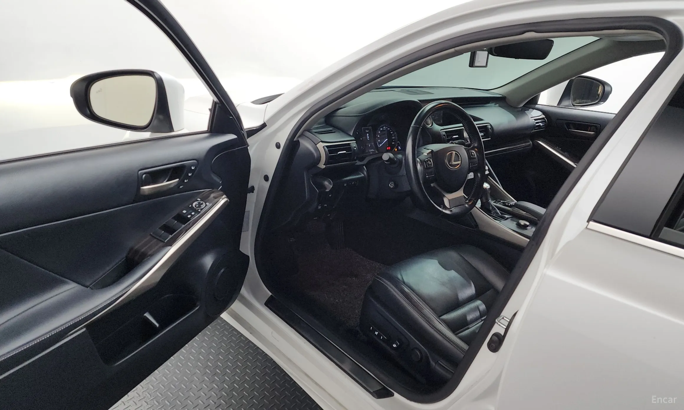 Lexus New IS200t превью 10