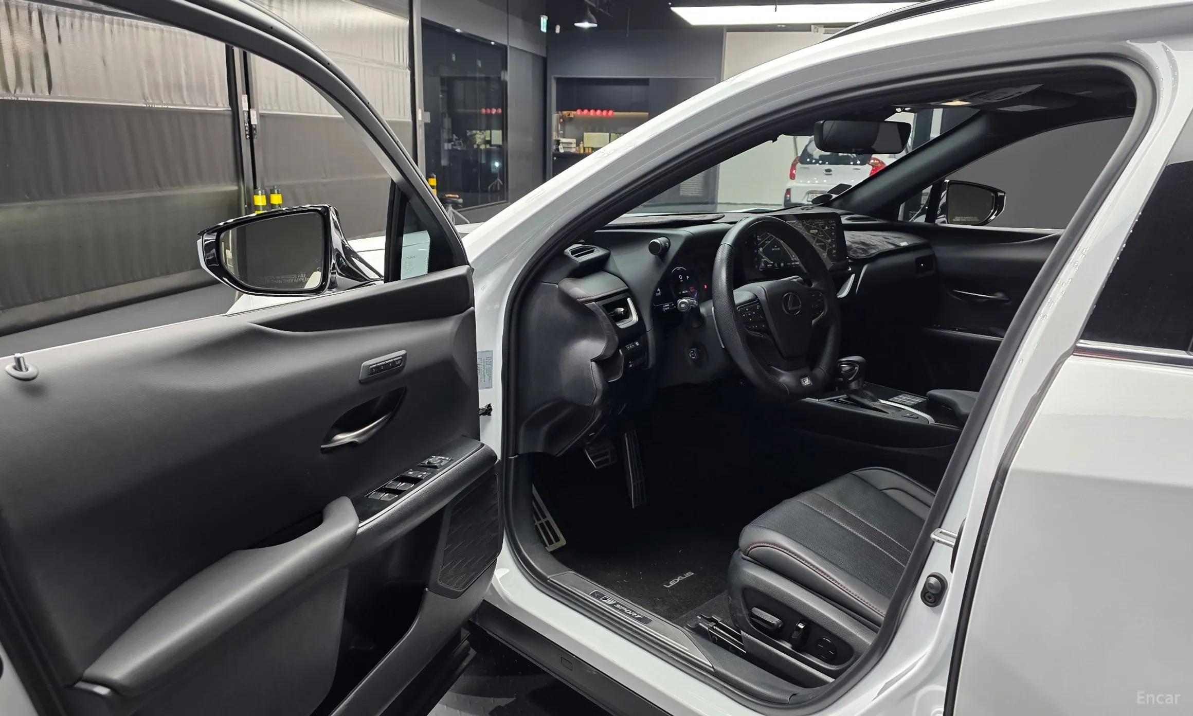 Lexus UX250h превью 10