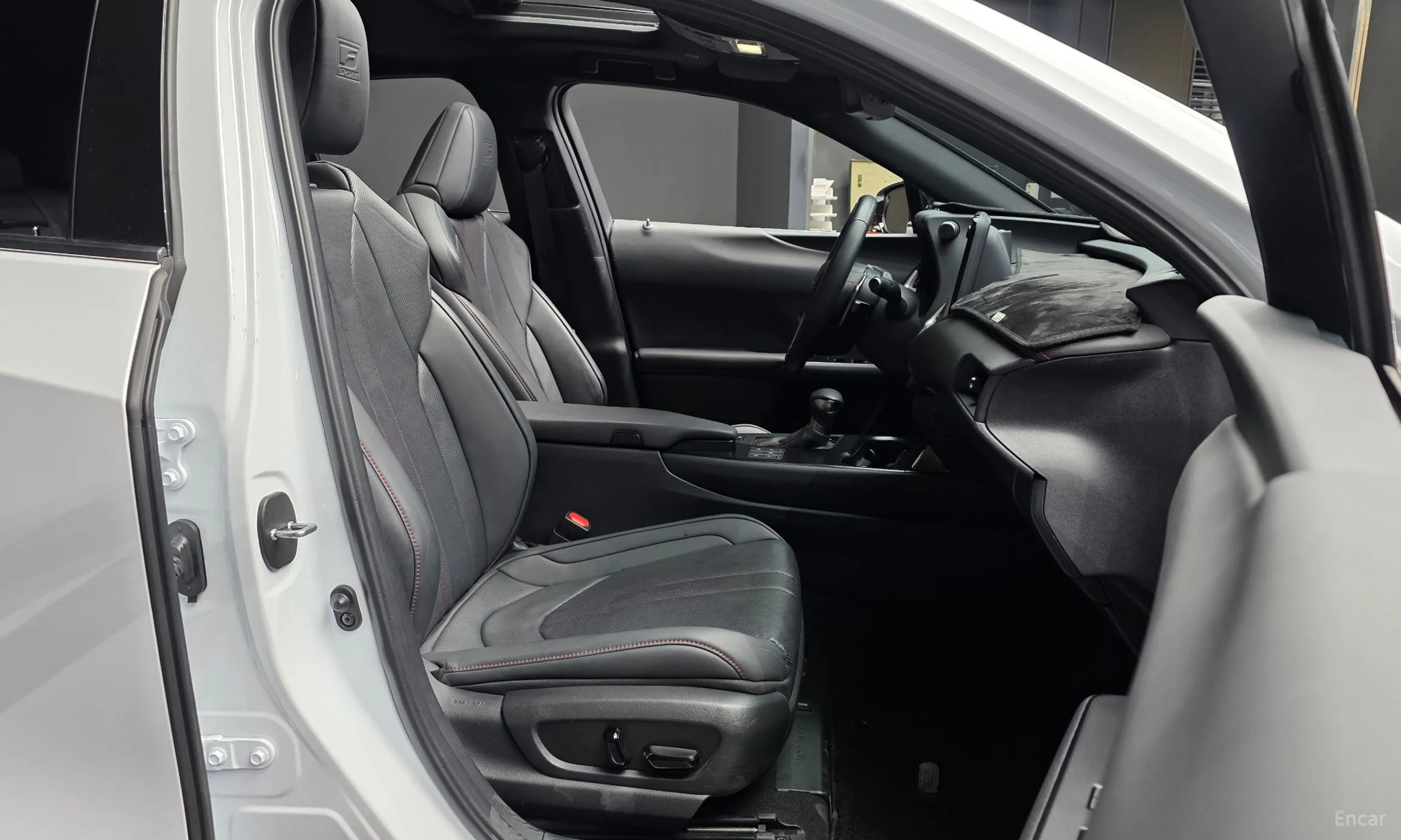 Lexus UX250h превью 11