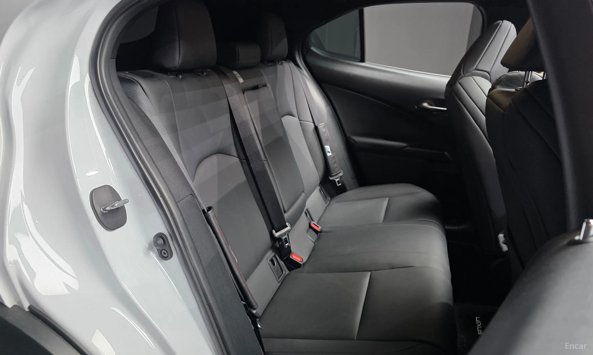 Lexus UX250h превью 12