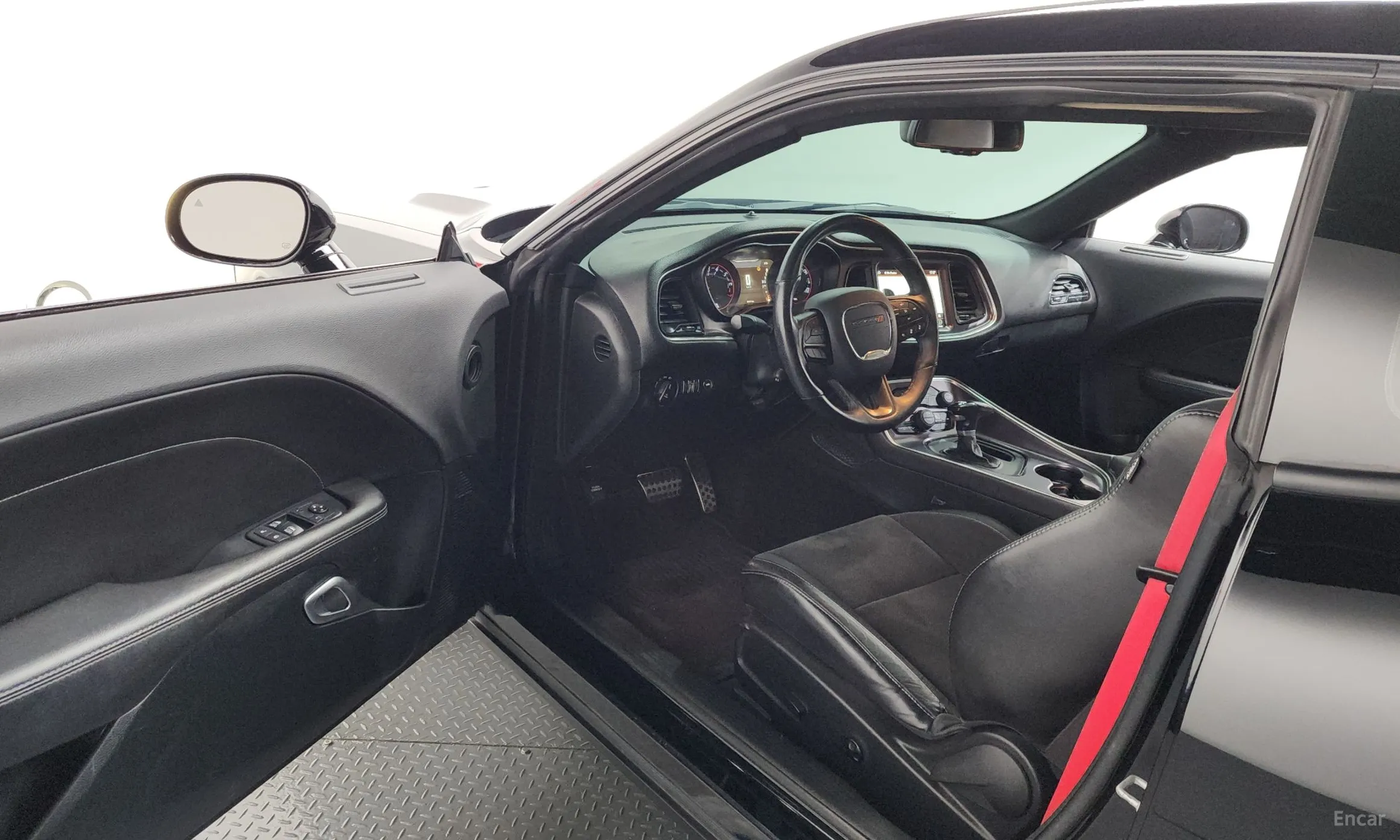 Dodge Challenger превью 10