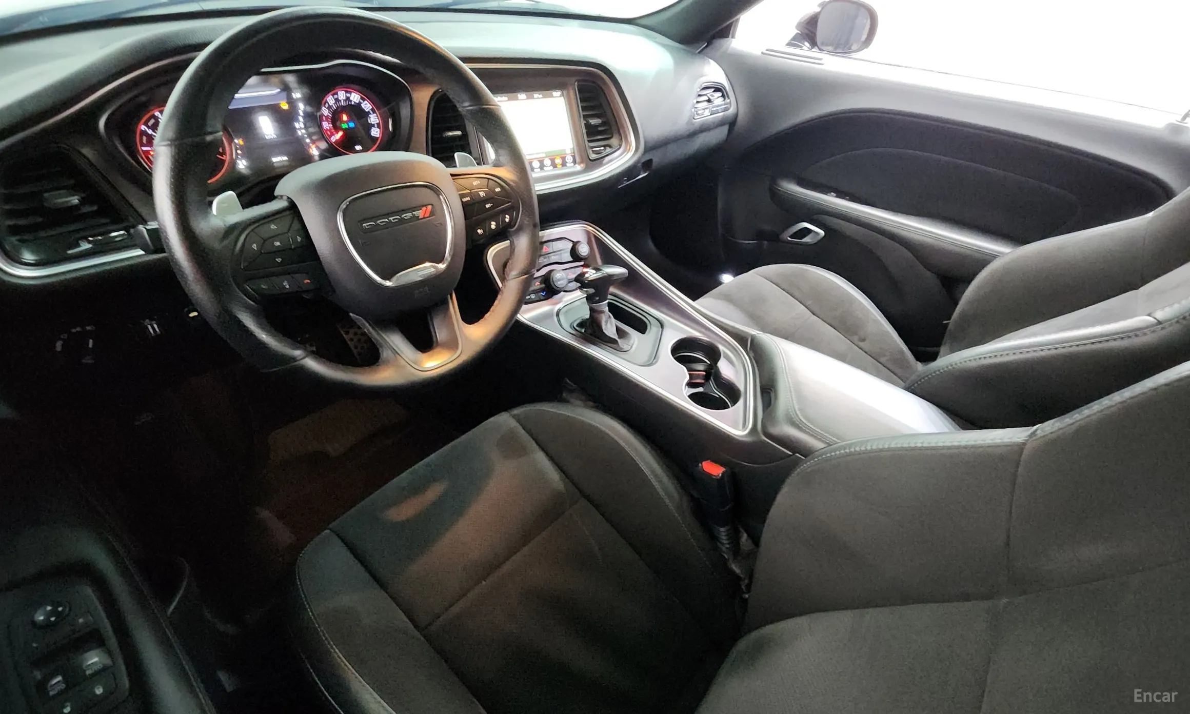 Dodge Challenger превью 7