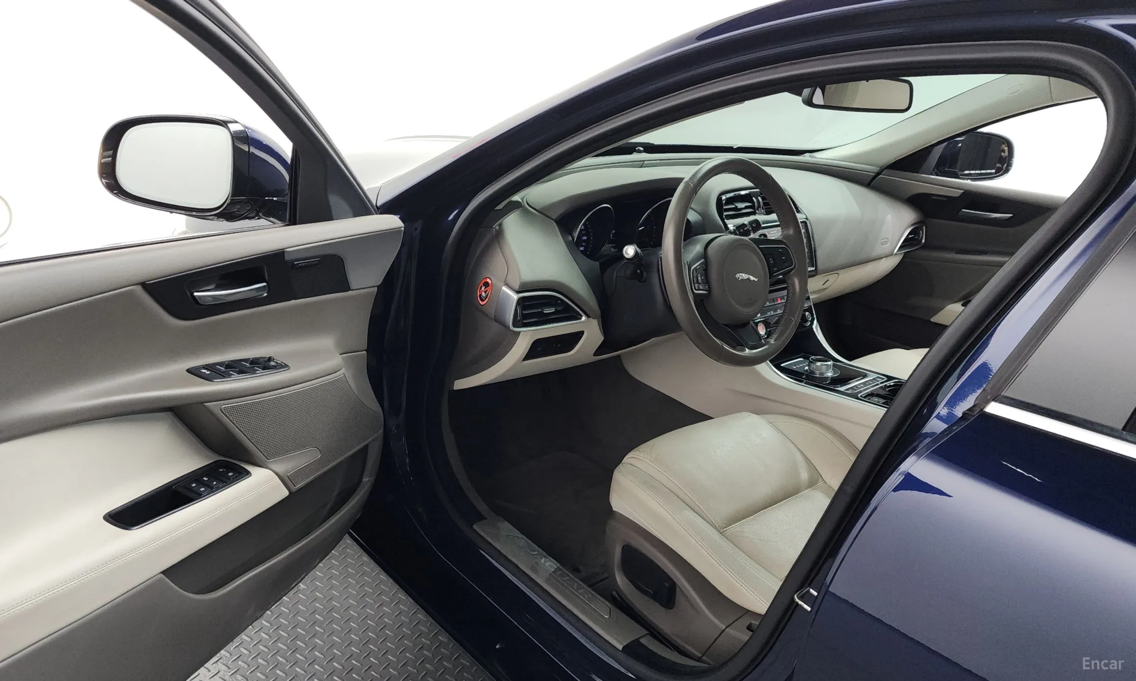Jaguar XE превью 10
