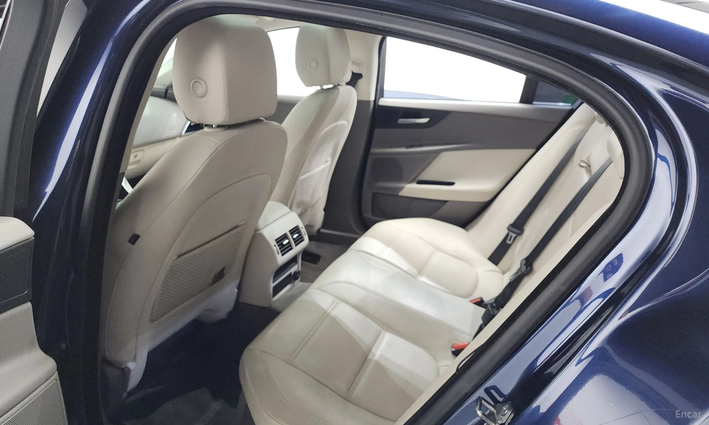 Jaguar XE превью 11
