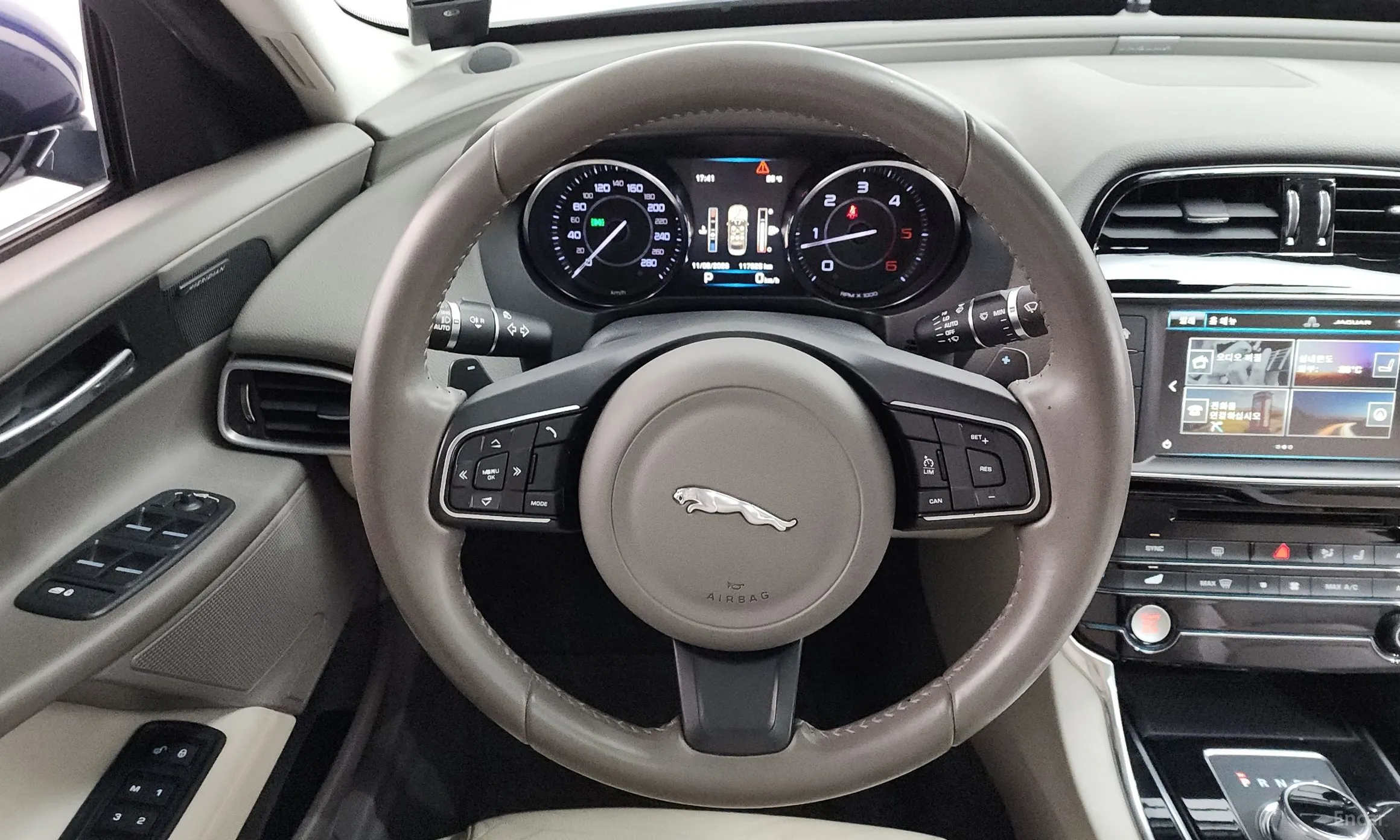 Jaguar XE превью 14