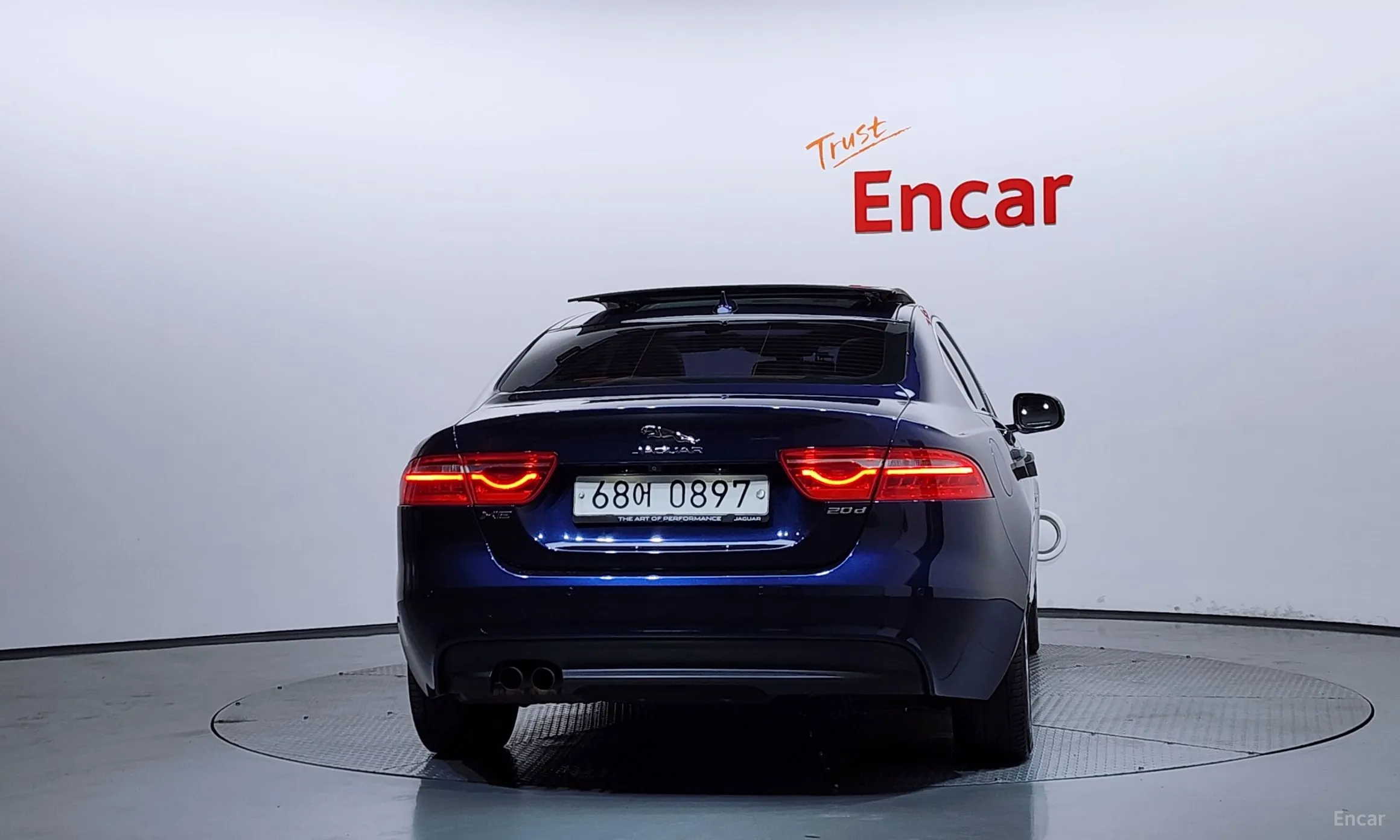 Jaguar XE превью 4
