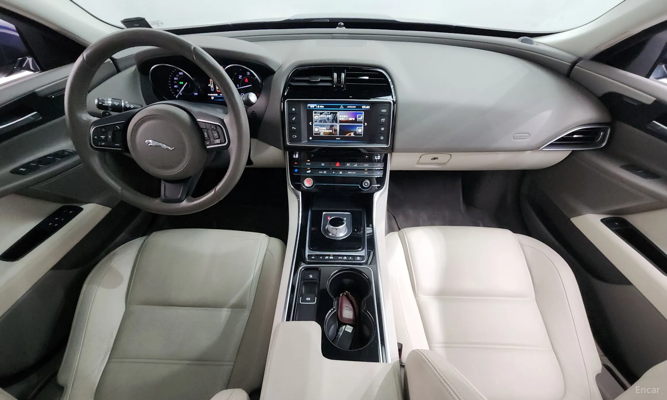 Jaguar XE превью 7